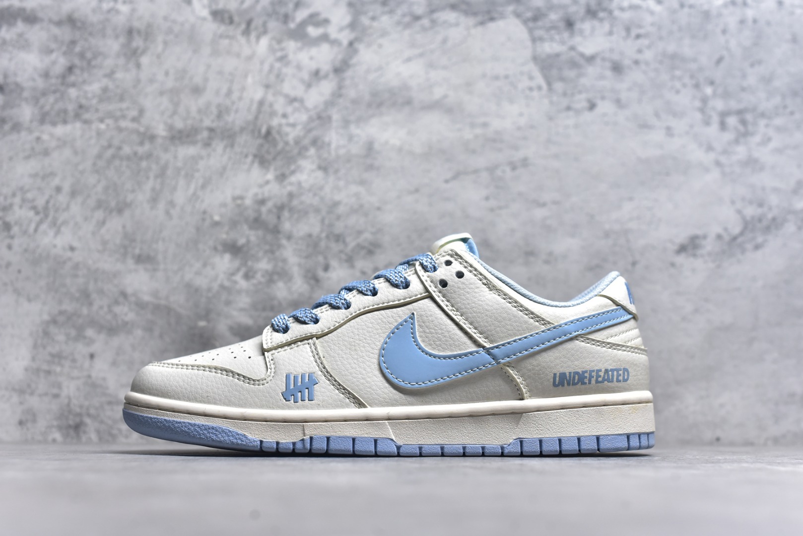 #Nk SB Dunk Low UN联名-天空蓝 周年高端定制 低帮休闲板鞋 BB2699-212 #定制鞋盒 大厂纯原品质出货 超高清洁度 皮料切割干净无任何毛边 细节完美 尺码：36 36.5 37.5 38 38.5 39 40 40.5 41 42 42.5 43 44 44.5 45 9.E5-选品中心