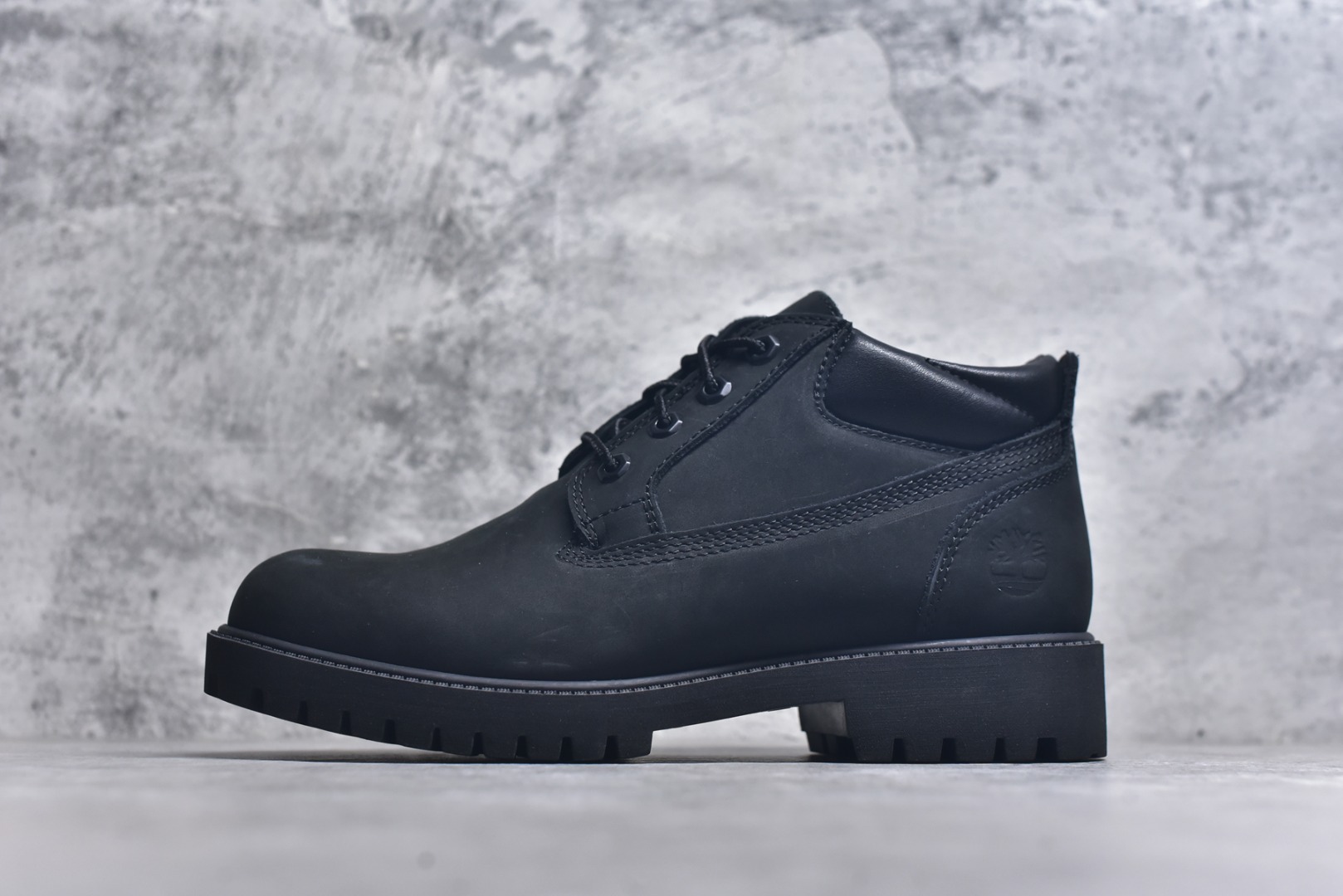 #添柏岚 Timberland 踢不烂/黑色低帮 73538 中山宝元原渠道生产 顶级工艺全新升级 堪称正品复印机 原单进口防水皮料 原厂防伪标紫光灯可扫 电脑车线 四线并齐 横折动态防泼水 顶级正品一致注塑工艺 橡胶防滑大底抗寒御裂 正品一致全真皮领口/内里/鞋垫 配备抗疲劳减震蜂窝鞋垫 舒适性极高 全套原版包装配件 （附送鞋带 橡皮擦 专柜手提袋） 尺码： 39.5 40 41 42 43 44 45 偏大一码。-选品中心