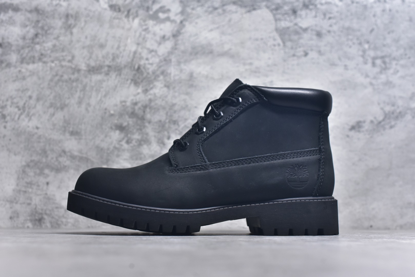 #添柏岚 Timberland 踢不烂/经典款中帮黑色23061 中山宝元原渠道生产 顶级工艺全新升级 堪称正品复印机 原单进口防水皮料 原厂防伪标紫光灯可扫 电脑车线 四线并齐 横折动态防泼水 顶级正品一致注塑工艺 橡胶防滑大底抗寒御裂 正品一致全真皮领口/内里/鞋垫 配备抗疲劳减震蜂窝鞋垫 舒适性极高 全套原版包装配件 （附送鞋带 清洁橡皮擦 专柜手提袋） 尺码： 35 36 37 38 39 39.5 40 41 42 43 44 45 偏大一码-选品中心