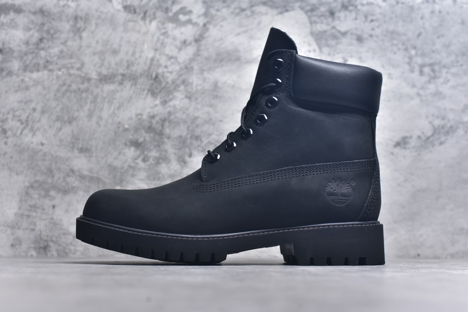 #添柏岚 Timberland 踢不烂/经典款黑色高帮 【女款六孔 型号10361 男款七孔 型号10061】 某物渠道版 珠海代工厂生产 某宝香港代购统一渠道发货订单 某物一致品质 无需强调华丽文案 只需简单介绍用料 原单正品工艺解析 进口防水磨砂牛皮 紫光Logo防伪标识 精准电脑车线 四线并齐工艺 一万次横折动态防水 一体成型注塑工艺（⚠️区别冷粘一体成型版本）橡胶防滑大底耐造耐磨 全真牛皮领口/内里/鞋垫 配备抗疲劳减震蜂窝鞋垫 舒适性极高 平常生活实用性极高 经典简单易搭配 刮风下雨打雷防电防水抗寒保温必备 全套装柜包装配件 （附送鞋带 清洁橡皮擦 专柜手提袋） 尺码： 35 36 37 37.5 38 38.5 39 39.5 40 41 41.5 42 43 43.5 44 44.5 45 正品官网一致尺码-选品中心