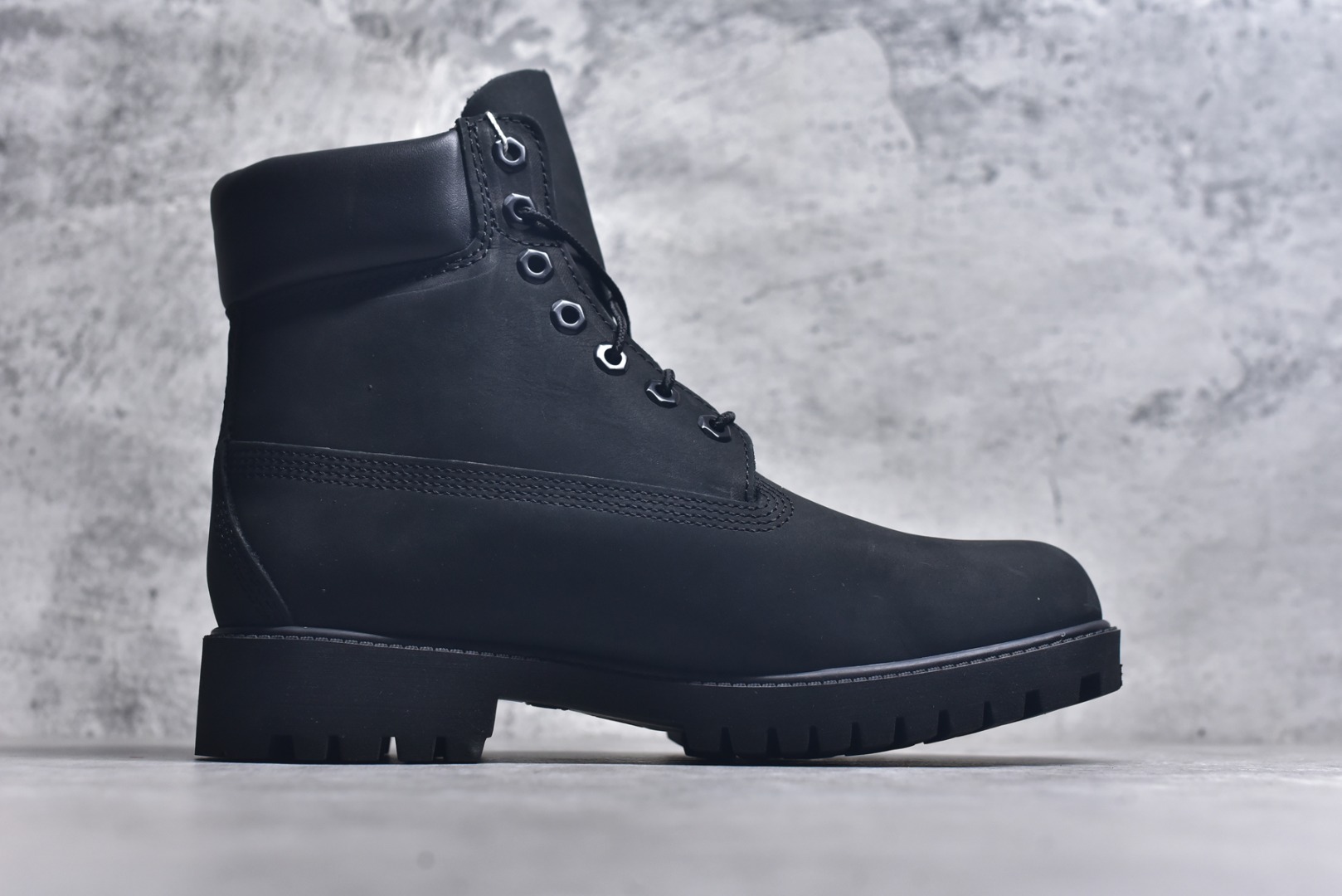 图片[3]-#添柏岚 Timberland 踢不烂/经典款黑色高帮 【女款六孔 型号10361 男款七孔 型号10061】 某物渠道版 珠海代工厂生产 某宝香港代购统一渠道发货订单 某物一致品质 无需强调华丽文案 只需简单介绍用料 原单正品工艺解析 进口防水磨砂牛皮 紫光Logo防伪标识 精准电脑车线 四线并齐工艺 一万次横折动态防水 一体成型注塑工艺（⚠️区别冷粘一体成型版本）橡胶防滑大底耐造耐磨 全真牛皮领口/内里/鞋垫 配备抗疲劳减震蜂窝鞋垫 舒适性极高 平常生活实用性极高 经典简单易搭配 刮风下雨打雷防电防水抗寒保温必备 全套装柜包装配件 （附送鞋带 清洁橡皮擦 专柜手提袋） 尺码： 35 36 37 37.5 38 38.5 39 39.5 40 41 41.5 42 43 43.5 44 44.5 45 正品官网一致尺码-选品中心