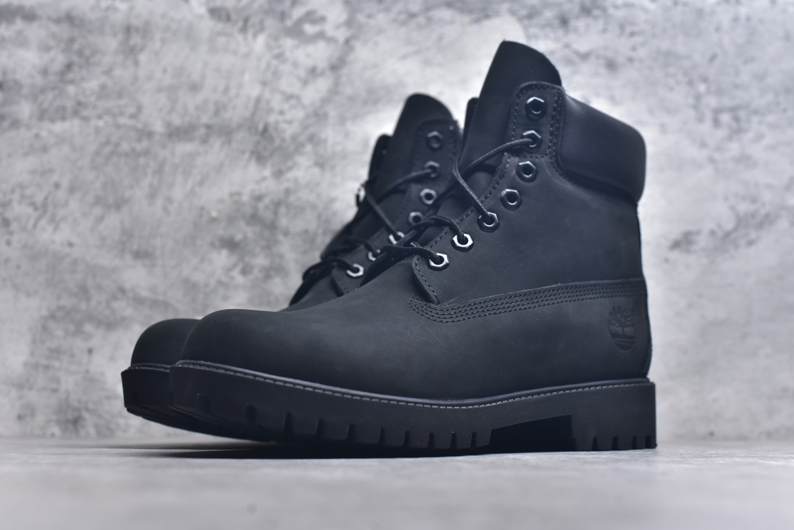 图片[2]-#添柏岚 Timberland 踢不烂/经典款黑色高帮 【女款六孔 型号10361 男款七孔 型号10061】 某物渠道版 珠海代工厂生产 某宝香港代购统一渠道发货订单 某物一致品质 无需强调华丽文案 只需简单介绍用料 原单正品工艺解析 进口防水磨砂牛皮 紫光Logo防伪标识 精准电脑车线 四线并齐工艺 一万次横折动态防水 一体成型注塑工艺（⚠️区别冷粘一体成型版本）橡胶防滑大底耐造耐磨 全真牛皮领口/内里/鞋垫 配备抗疲劳减震蜂窝鞋垫 舒适性极高 平常生活实用性极高 经典简单易搭配 刮风下雨打雷防电防水抗寒保温必备 全套装柜包装配件 （附送鞋带 清洁橡皮擦 专柜手提袋） 尺码： 35 36 37 37.5 38 38.5 39 39.5 40 41 41.5 42 43 43.5 44 44.5 45 正品官网一致尺码-选品中心