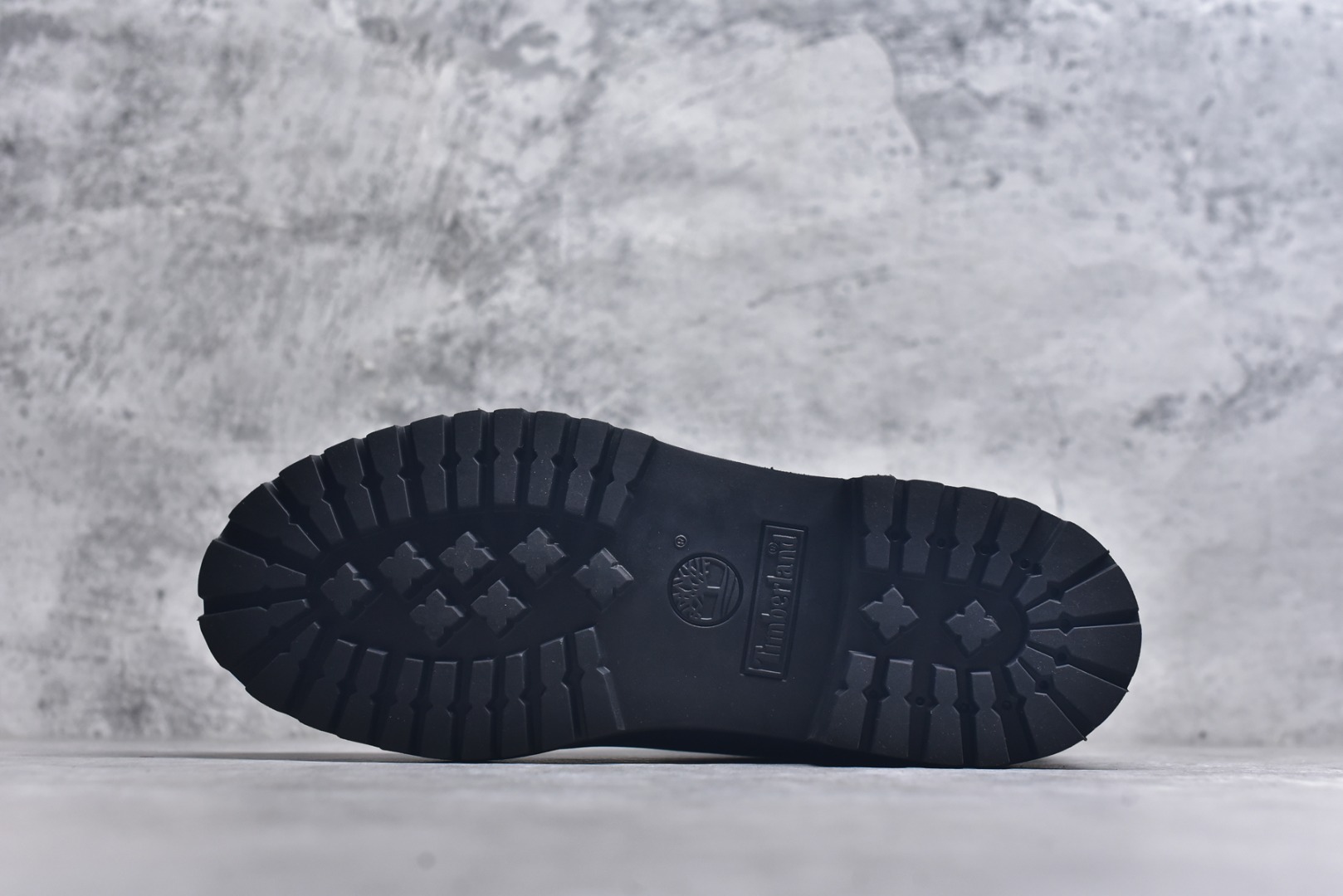 图片[6]-#添柏岚 Timberland 踢不烂/经典款黑色高帮 【女款六孔 型号10361 男款七孔 型号10061】 某物渠道版 珠海代工厂生产 某宝香港代购统一渠道发货订单 某物一致品质 无需强调华丽文案 只需简单介绍用料 原单正品工艺解析 进口防水磨砂牛皮 紫光Logo防伪标识 精准电脑车线 四线并齐工艺 一万次横折动态防水 一体成型注塑工艺（⚠️区别冷粘一体成型版本）橡胶防滑大底耐造耐磨 全真牛皮领口/内里/鞋垫 配备抗疲劳减震蜂窝鞋垫 舒适性极高 平常生活实用性极高 经典简单易搭配 刮风下雨打雷防电防水抗寒保温必备 全套装柜包装配件 （附送鞋带 清洁橡皮擦 专柜手提袋） 尺码： 35 36 37 37.5 38 38.5 39 39.5 40 41 41.5 42 43 43.5 44 44.5 45 正品官网一致尺码-选品中心