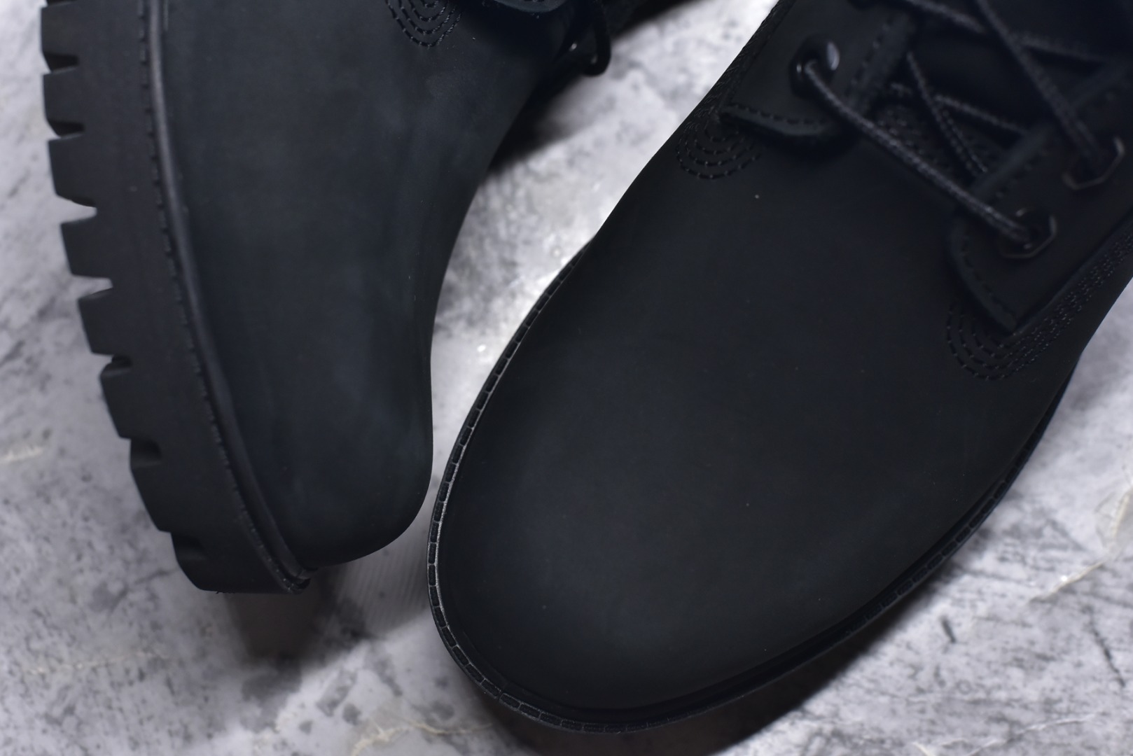 图片[8]-#添柏岚 Timberland 踢不烂/经典款黑色高帮 【女款六孔 型号10361 男款七孔 型号10061】 某物渠道版 珠海代工厂生产 某宝香港代购统一渠道发货订单 某物一致品质 无需强调华丽文案 只需简单介绍用料 原单正品工艺解析 进口防水磨砂牛皮 紫光Logo防伪标识 精准电脑车线 四线并齐工艺 一万次横折动态防水 一体成型注塑工艺（⚠️区别冷粘一体成型版本）橡胶防滑大底耐造耐磨 全真牛皮领口/内里/鞋垫 配备抗疲劳减震蜂窝鞋垫 舒适性极高 平常生活实用性极高 经典简单易搭配 刮风下雨打雷防电防水抗寒保温必备 全套装柜包装配件 （附送鞋带 清洁橡皮擦 专柜手提袋） 尺码： 35 36 37 37.5 38 38.5 39 39.5 40 41 41.5 42 43 43.5 44 44.5 45 正品官网一致尺码-选品中心