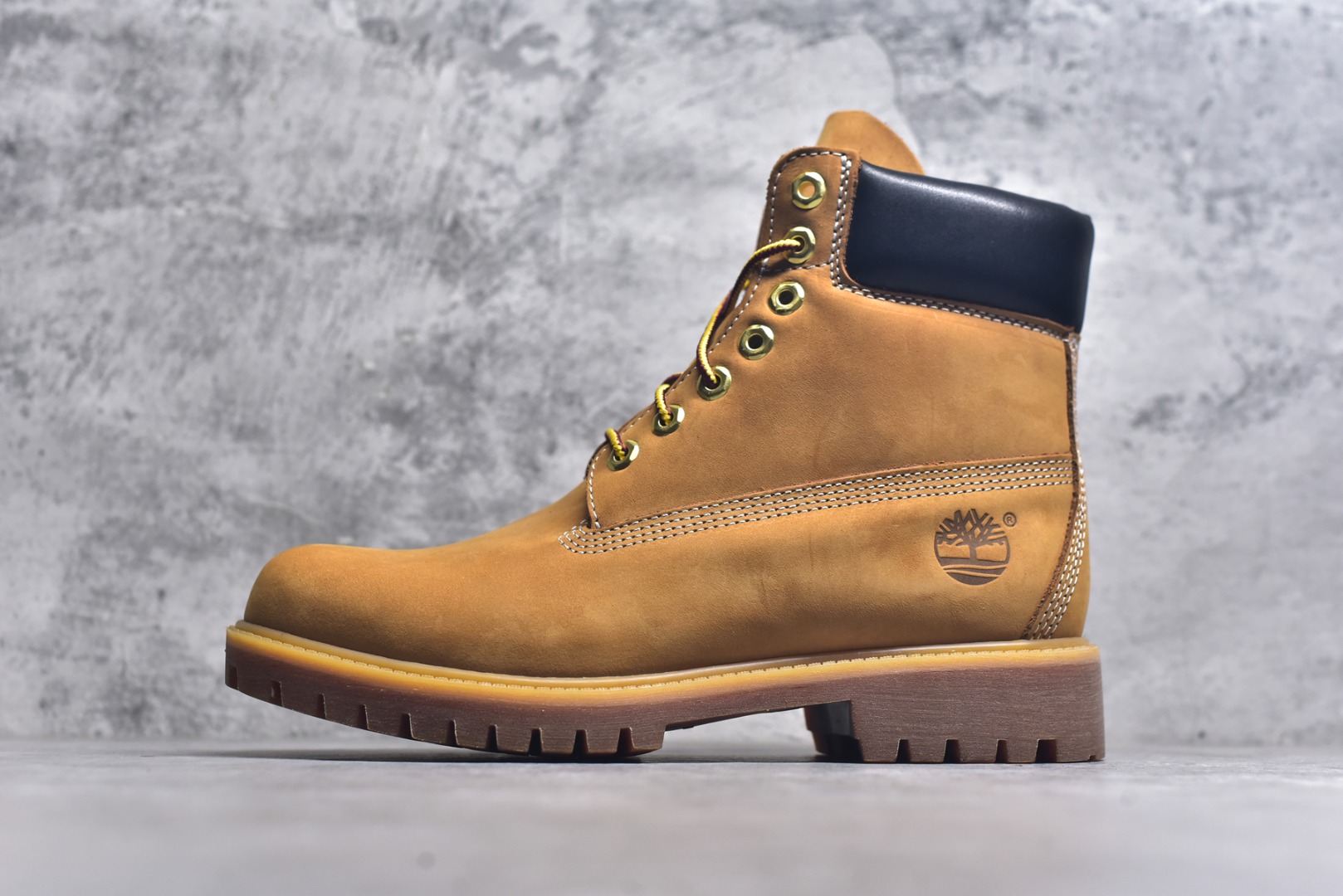 #添柏岚 Timberland 踢不烂/经典款黄色高帮 【女款六孔 型号10361 男款七孔 型号10061】 某物渠道版 珠海代工厂生产 某宝香港代购统一渠道发货订单 某物一致品质 无需强调华丽文案 只需简单介绍用料 原单正品工艺解析 进口防水磨砂牛皮 紫光Logo防伪标识 精准电脑车线 四线并齐工艺 一万次横折动态防水 一体成型注塑工艺（⚠️区别冷粘一体成型版本）橡胶防滑大底耐造耐磨 全真牛皮领口/内里/鞋垫 配备抗疲劳减震蜂窝鞋垫 舒适性极高 平常生活实用性极高 经典简单易搭配 刮风下雨打雷防电防水抗寒保温必备 全套装柜包装配件 （附送鞋带 清洁橡皮擦 专柜手提袋） 尺码： 35 36 37 37.5 38 38.5 39 39.5 40 41 41.5 42 43 43.5 44 44.5 45 正品官网一致尺码-选品中心