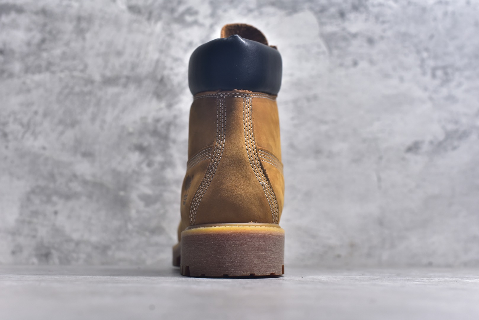 图片[5]-#添柏岚 Timberland 踢不烂/经典款黄色高帮 【女款六孔 型号10361 男款七孔 型号10061】 某物渠道版 珠海代工厂生产 某宝香港代购统一渠道发货订单 某物一致品质 无需强调华丽文案 只需简单介绍用料 原单正品工艺解析 进口防水磨砂牛皮 紫光Logo防伪标识 精准电脑车线 四线并齐工艺 一万次横折动态防水 一体成型注塑工艺（⚠️区别冷粘一体成型版本）橡胶防滑大底耐造耐磨 全真牛皮领口/内里/鞋垫 配备抗疲劳减震蜂窝鞋垫 舒适性极高 平常生活实用性极高 经典简单易搭配 刮风下雨打雷防电防水抗寒保温必备 全套装柜包装配件 （附送鞋带 清洁橡皮擦 专柜手提袋） 尺码： 35 36 37 37.5 38 38.5 39 39.5 40 41 41.5 42 43 43.5 44 44.5 45 正品官网一致尺码-选品中心