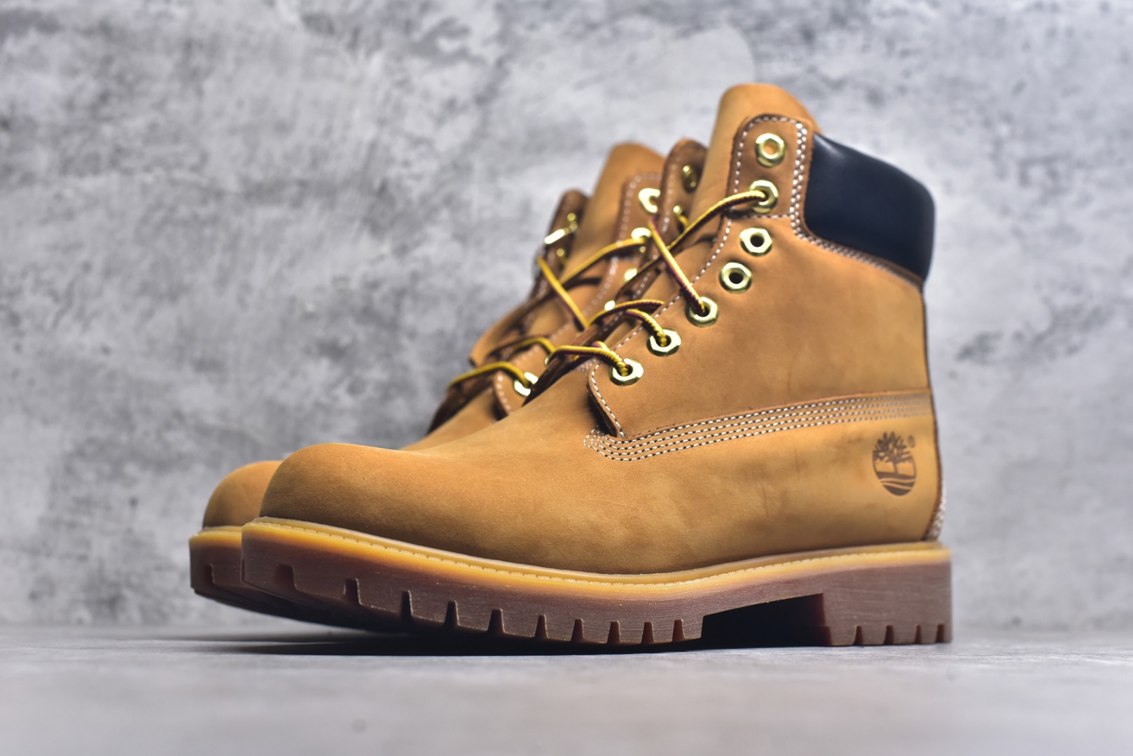 图片[2]-#添柏岚 Timberland 踢不烂/经典款黄色高帮 【女款六孔 型号10361 男款七孔 型号10061】 某物渠道版 珠海代工厂生产 某宝香港代购统一渠道发货订单 某物一致品质 无需强调华丽文案 只需简单介绍用料 原单正品工艺解析 进口防水磨砂牛皮 紫光Logo防伪标识 精准电脑车线 四线并齐工艺 一万次横折动态防水 一体成型注塑工艺（⚠️区别冷粘一体成型版本）橡胶防滑大底耐造耐磨 全真牛皮领口/内里/鞋垫 配备抗疲劳减震蜂窝鞋垫 舒适性极高 平常生活实用性极高 经典简单易搭配 刮风下雨打雷防电防水抗寒保温必备 全套装柜包装配件 （附送鞋带 清洁橡皮擦 专柜手提袋） 尺码： 35 36 37 37.5 38 38.5 39 39.5 40 41 41.5 42 43 43.5 44 44.5 45 正品官网一致尺码-选品中心