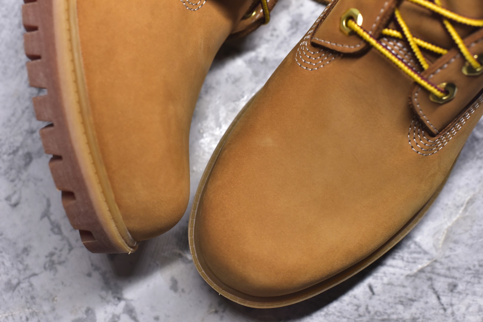 图片[8]-#添柏岚 Timberland 踢不烂/经典款黄色高帮 【女款六孔 型号10361 男款七孔 型号10061】 某物渠道版 珠海代工厂生产 某宝香港代购统一渠道发货订单 某物一致品质 无需强调华丽文案 只需简单介绍用料 原单正品工艺解析 进口防水磨砂牛皮 紫光Logo防伪标识 精准电脑车线 四线并齐工艺 一万次横折动态防水 一体成型注塑工艺（⚠️区别冷粘一体成型版本）橡胶防滑大底耐造耐磨 全真牛皮领口/内里/鞋垫 配备抗疲劳减震蜂窝鞋垫 舒适性极高 平常生活实用性极高 经典简单易搭配 刮风下雨打雷防电防水抗寒保温必备 全套装柜包装配件 （附送鞋带 清洁橡皮擦 专柜手提袋） 尺码： 35 36 37 37.5 38 38.5 39 39.5 40 41 41.5 42 43 43.5 44 44.5 45 正品官网一致尺码-选品中心