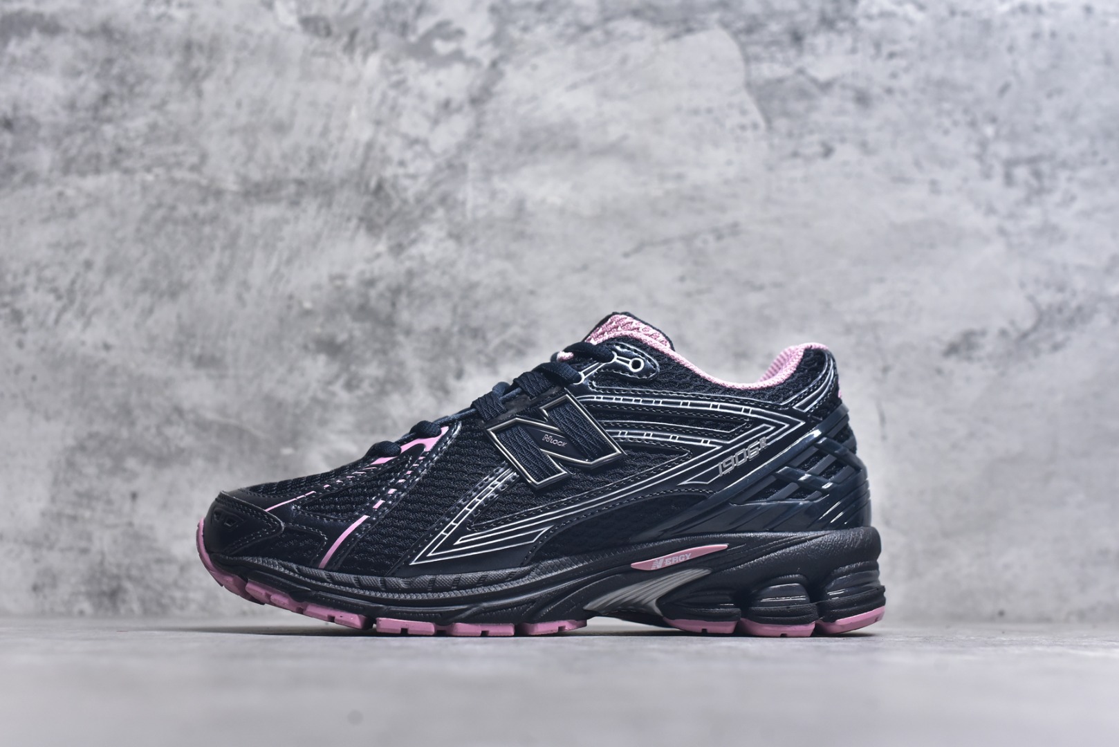 #New Balance 1906系列复古老爹风休闲运动慢跑鞋 U1906RCU #采用轻质牛剖革拼接透气网眼衬垫织物鞋面材质 T-Beam大底提供足步弓支撑，保持步态稳定 后跟搭载外露缓震胶 尺码：36 37 37.5 38 38.5 39 40 40.5 41 42 42.5 43 44 44.5 45 46.5-选品中心