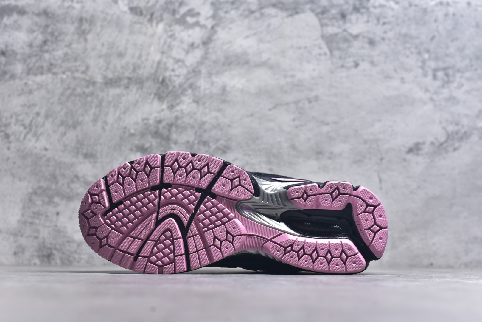 图片[6]-#New Balance 1906系列复古老爹风休闲运动慢跑鞋 U1906RCU #采用轻质牛剖革拼接透气网眼衬垫织物鞋面材质 T-Beam大底提供足步弓支撑，保持步态稳定 后跟搭载外露缓震胶 尺码：36 37 37.5 38 38.5 39 40 40.5 41 42 42.5 43 44 44.5 45 46.5-选品中心