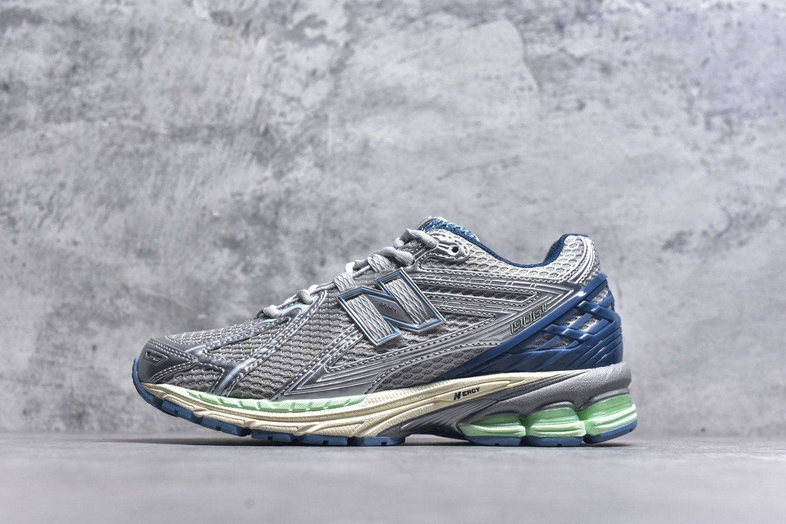 #New Balance 1906系列复古老爹风休闲运动慢跑鞋 U1906RCR #采用轻质牛剖革拼接透气网眼衬垫织物鞋面材质 T-Beam大底提供足步弓支撑，保持步态稳定 后跟搭载外露缓震胶 尺码：36 37 37.5 38 38.5 39 40 40.5 41 42 42.5 43 44 44.5 45 46.5-选品中心