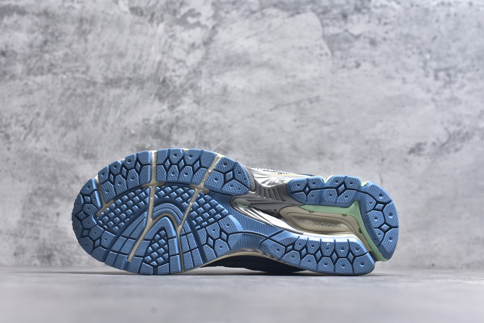 图片[6]-#New Balance 1906系列复古老爹风休闲运动慢跑鞋 U1906RCR #采用轻质牛剖革拼接透气网眼衬垫织物鞋面材质 T-Beam大底提供足步弓支撑，保持步态稳定 后跟搭载外露缓震胶 尺码：36 37 37.5 38 38.5 39 40 40.5 41 42 42.5 43 44 44.5 45 46.5-选品中心