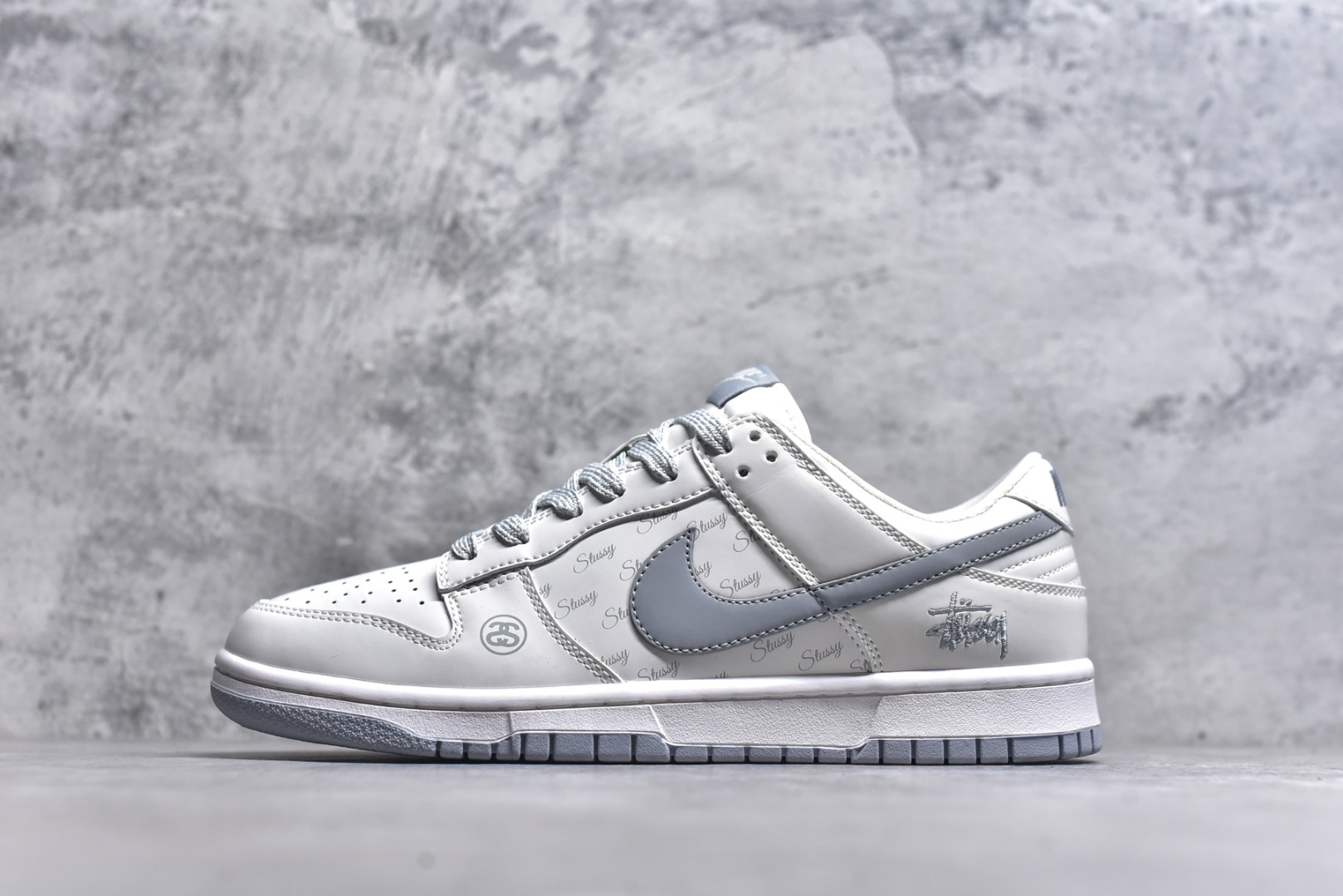 #Nike SB Dunk Low 斯图西联名 印花灰勾 周年高端定制 低帮休闲板鞋 CS1688-125 #定制鞋盒 大厂纯原品质出货 超高清洁度 皮料切割干净无任何毛边 细节完美 尺码：36 36.5 37.5 38 38.5 39 40 40.5 41 42 42.5 43 44 44.5 45 9.E5-选品中心
