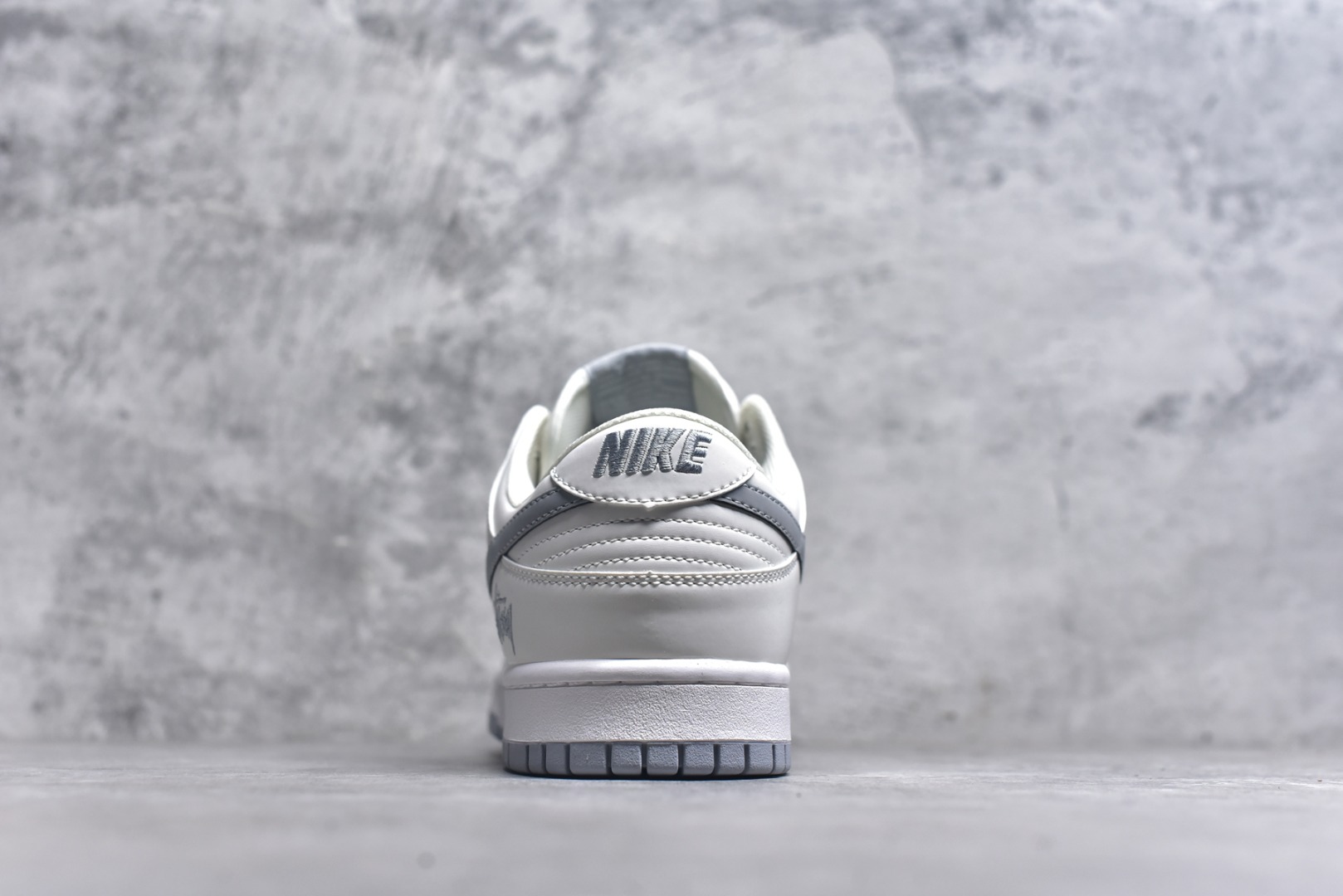 图片[5]-#Nike SB Dunk Low 斯图西联名 印花灰勾 周年高端定制 低帮休闲板鞋 CS1688-125 #定制鞋盒 大厂纯原品质出货 超高清洁度 皮料切割干净无任何毛边 细节完美 尺码：36 36.5 37.5 38 38.5 39 40 40.5 41 42 42.5 43 44 44.5 45 9.E5-选品中心