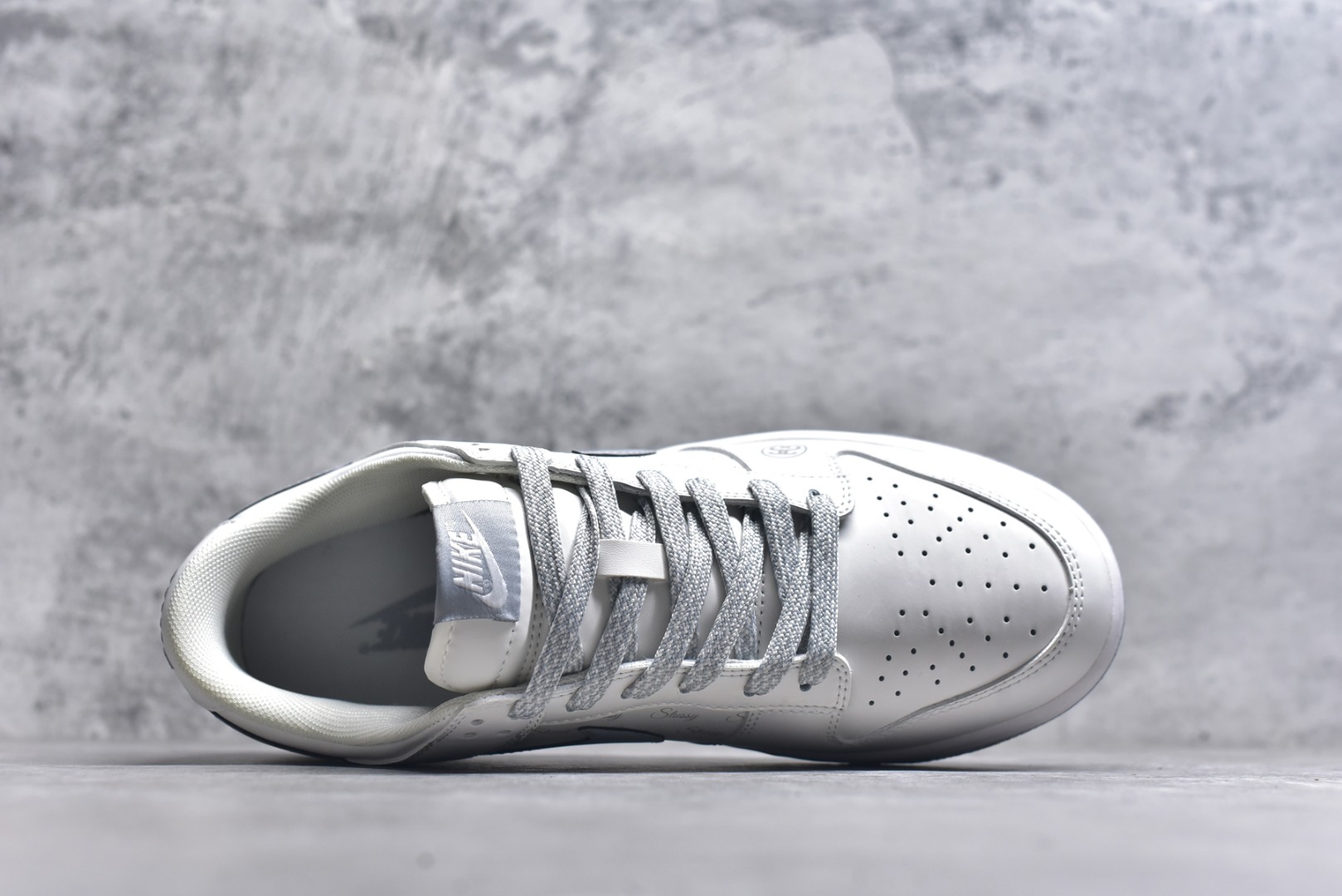 图片[4]-#Nike SB Dunk Low 斯图西联名 印花灰勾 周年高端定制 低帮休闲板鞋 CS1688-125 #定制鞋盒 大厂纯原品质出货 超高清洁度 皮料切割干净无任何毛边 细节完美 尺码：36 36.5 37.5 38 38.5 39 40 40.5 41 42 42.5 43 44 44.5 45 9.E5-选品中心