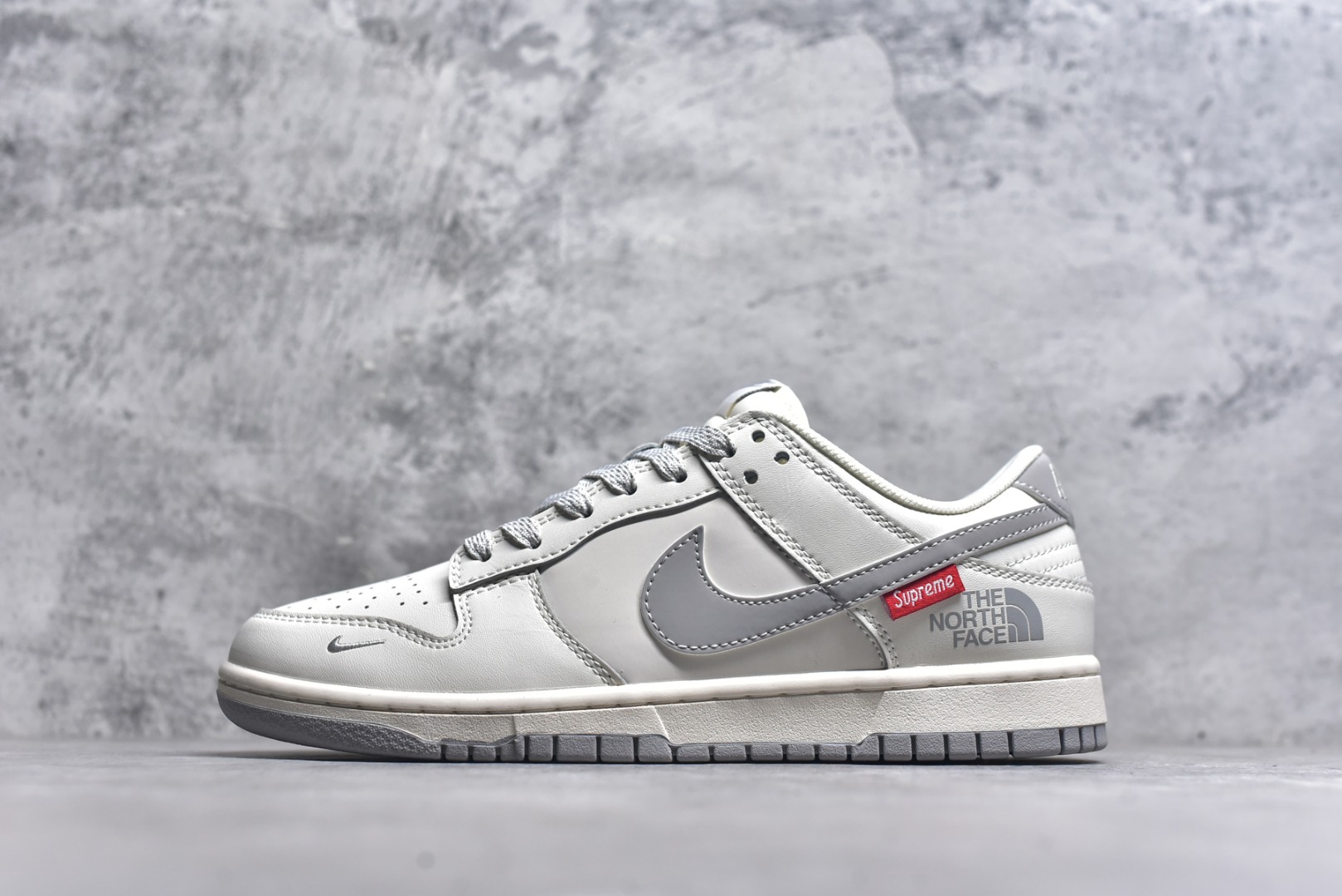 #Nk SB Dunk Low Supreme北面联名-米灰反光勾 周年高端定制 低帮休闲板鞋 XX2025-628 #定制鞋盒 大厂纯原品质出货 超高清洁度 皮料切割干净无任何毛边 细节完美 尺码：36 36.5 37.5 38 38.5 39 40 40.5 41 42 42.5 43 44 44.5 45 9.E5-选品中心