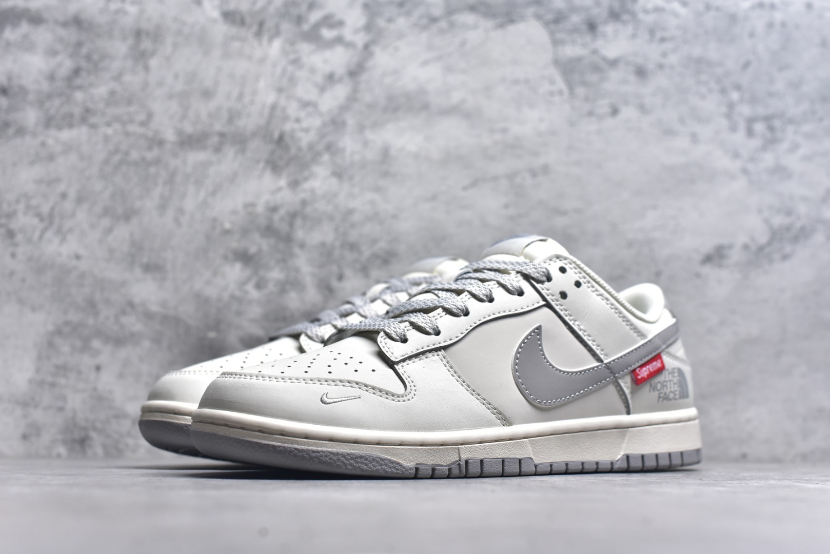 图片[2]-#Nk SB Dunk Low Supreme北面联名-米灰反光勾 周年高端定制 低帮休闲板鞋 XX2025-628 #定制鞋盒 大厂纯原品质出货 超高清洁度 皮料切割干净无任何毛边 细节完美 尺码：36 36.5 37.5 38 38.5 39 40 40.5 41 42 42.5 43 44 44.5 45 9.E5-选品中心
