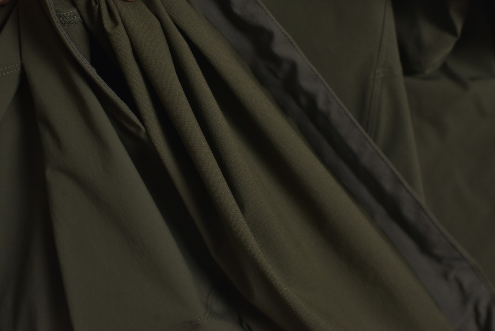 图片[9]-#ARC TERYX始祖鸟Gamma Lightweight轻薄软壳夹克系列❗ 现货供应 全年售后 原厂材料. 面料同步原厂 温馨提示❗（只做高端产品） DF巅峰 踏上巅峰❗ 颜色.黑色.绿色.兰色 尺码：S.M.L.XL.XXL.-选品中心