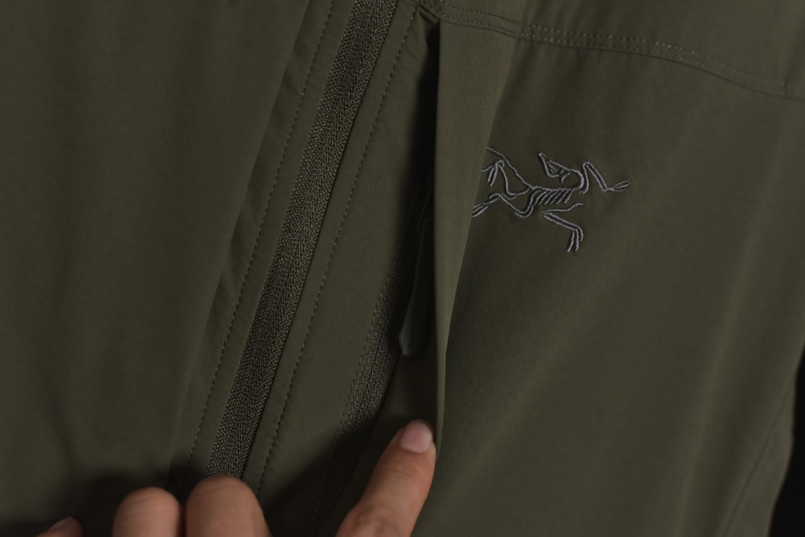 图片[7]-#ARC TERYX始祖鸟Gamma Lightweight轻薄软壳夹克系列❗ 现货供应 全年售后 原厂材料. 面料同步原厂 温馨提示❗（只做高端产品） DF巅峰 踏上巅峰❗ 颜色.黑色.绿色.兰色 尺码：S.M.L.XL.XXL.-选品中心