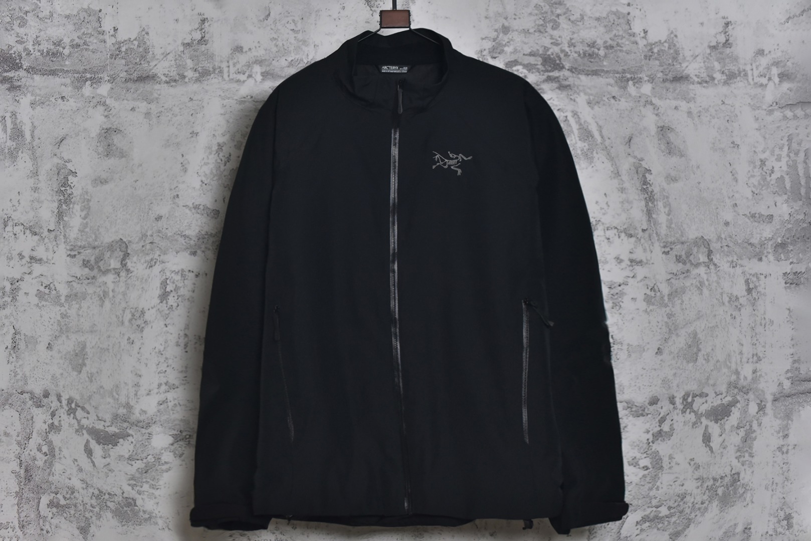 #ARC TERYX始祖鸟Kadin SS立领夹克系列❗ 现货供应 全年售后 原厂材料. 面料同步原厂 温馨提示❗（只做高端产品） DF巅峰 踏上巅峰❗ 颜色.黑色.灰白色 尺码：S.M.L.XL.XXL.-选品中心