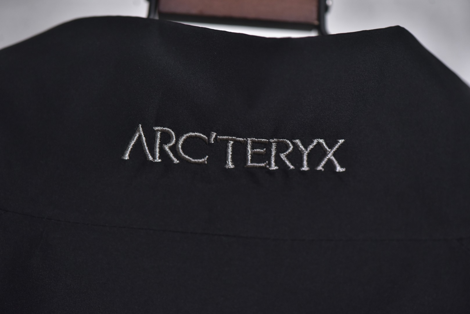 图片[8]-#ARC TERYX始祖鸟Kadin SS立领夹克系列❗ 现货供应 全年售后 原厂材料. 面料同步原厂 温馨提示❗（只做高端产品） DF巅峰 踏上巅峰❗ 颜色.黑色.灰白色 尺码：S.M.L.XL.XXL.-选品中心