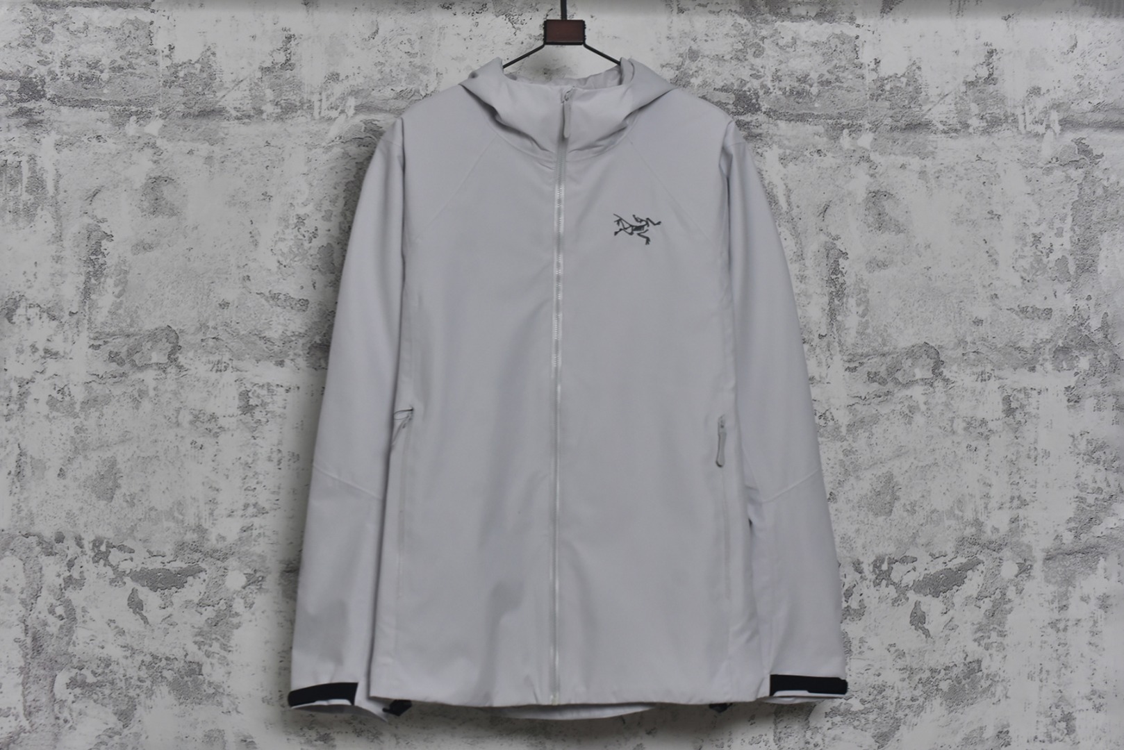 #ARC TERYX始祖鸟Kadin-ss连帽夹克系列❗ 现货供应 全年售后 原厂材料. 面料同步原厂 温馨提示❗（只做高端产品） DF巅峰 踏上巅峰❗ 颜色.黑色.灰白色 尺码：S.M.L.XL.XXL.-选品中心