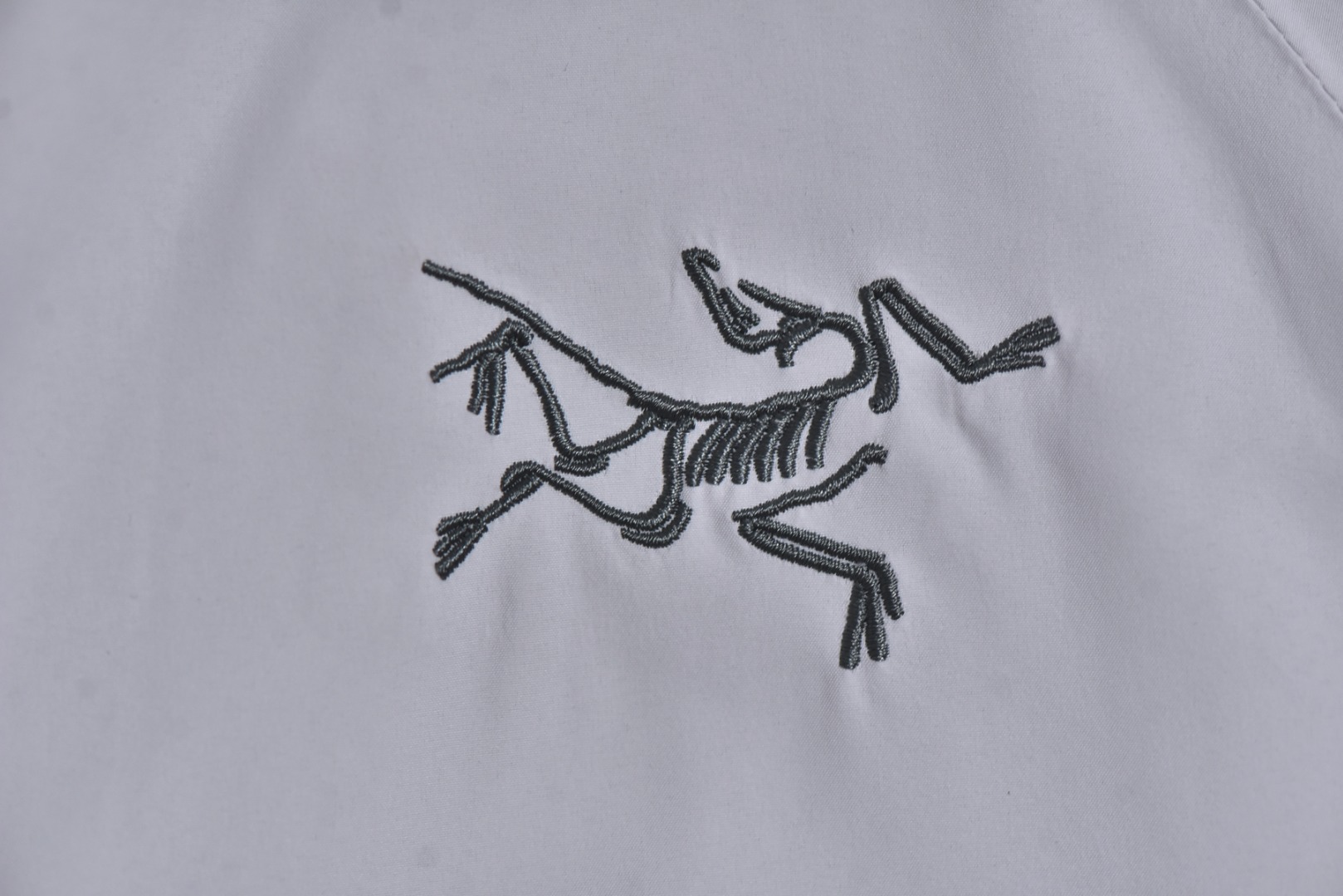 图片[3]-#ARC TERYX始祖鸟Kadin-ss连帽夹克系列❗ 现货供应 全年售后 原厂材料. 面料同步原厂 温馨提示❗（只做高端产品） DF巅峰 踏上巅峰❗ 颜色.黑色.灰白色 尺码：S.M.L.XL.XXL.-选品中心