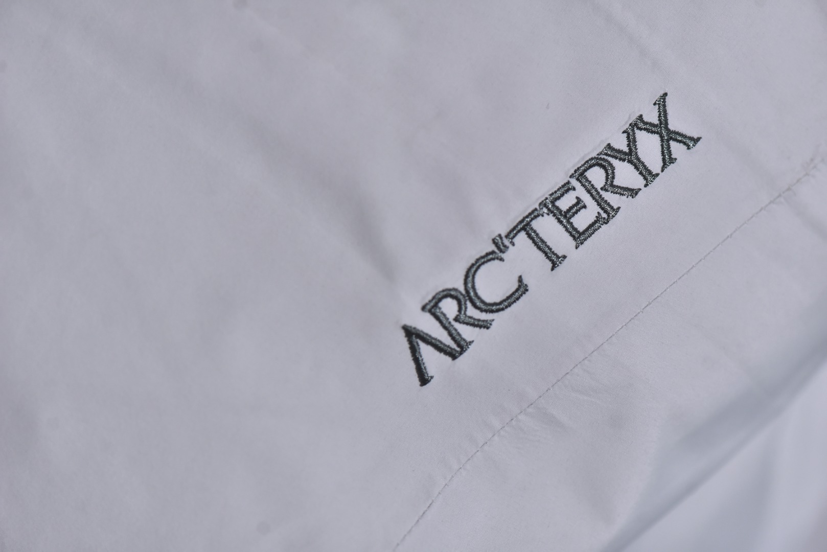 图片[7]-#ARC TERYX始祖鸟Kadin-ss连帽夹克系列❗ 现货供应 全年售后 原厂材料. 面料同步原厂 温馨提示❗（只做高端产品） DF巅峰 踏上巅峰❗ 颜色.黑色.灰白色 尺码：S.M.L.XL.XXL.-选品中心