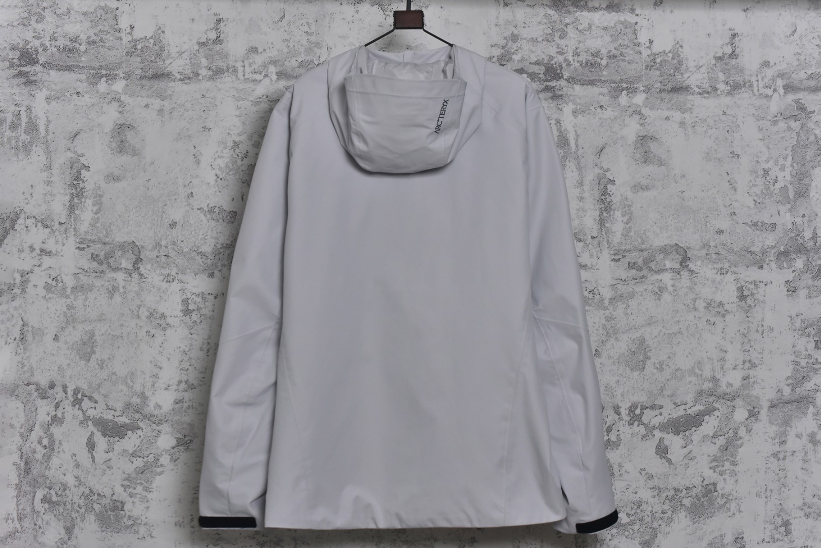 图片[2]-#ARC TERYX始祖鸟Kadin-ss连帽夹克系列❗ 现货供应 全年售后 原厂材料. 面料同步原厂 温馨提示❗（只做高端产品） DF巅峰 踏上巅峰❗ 颜色.黑色.灰白色 尺码：S.M.L.XL.XXL.-选品中心