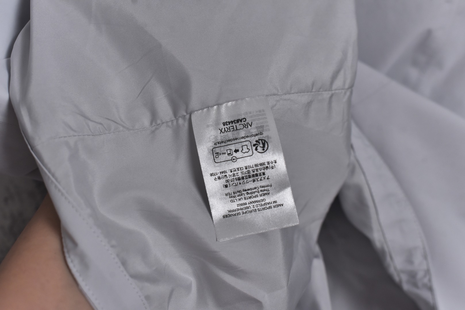 图片[9]-#ARC TERYX始祖鸟Kadin-ss连帽夹克系列❗ 现货供应 全年售后 原厂材料. 面料同步原厂 温馨提示❗（只做高端产品） DF巅峰 踏上巅峰❗ 颜色.黑色.灰白色 尺码：S.M.L.XL.XXL.-选品中心