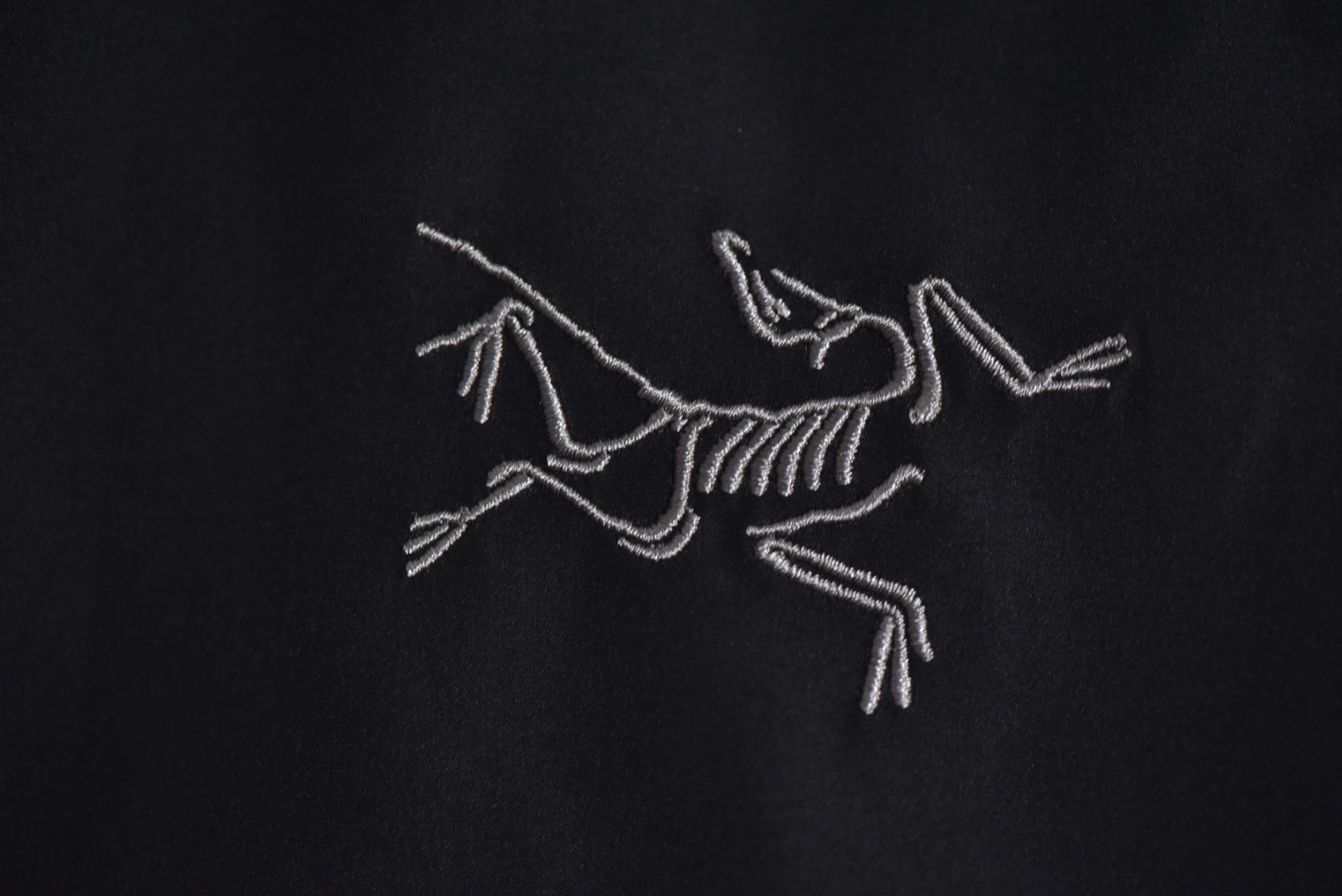 图片[3]-#ARC TERYX始祖鸟Kadin-ss连帽夹克系列❗ 现货供应 全年售后 原厂材料. 面料同步原厂 温馨提示❗（只做高端产品） DF巅峰 踏上巅峰❗ 颜色.黑色.灰白色 尺码：S.M.L.XL.XXL.-选品中心