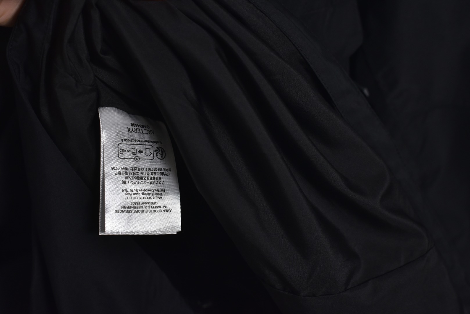 图片[9]-#ARC TERYX始祖鸟Kadin-ss连帽夹克系列❗ 现货供应 全年售后 原厂材料. 面料同步原厂 温馨提示❗（只做高端产品） DF巅峰 踏上巅峰❗ 颜色.黑色.灰白色 尺码：S.M.L.XL.XXL.-选品中心