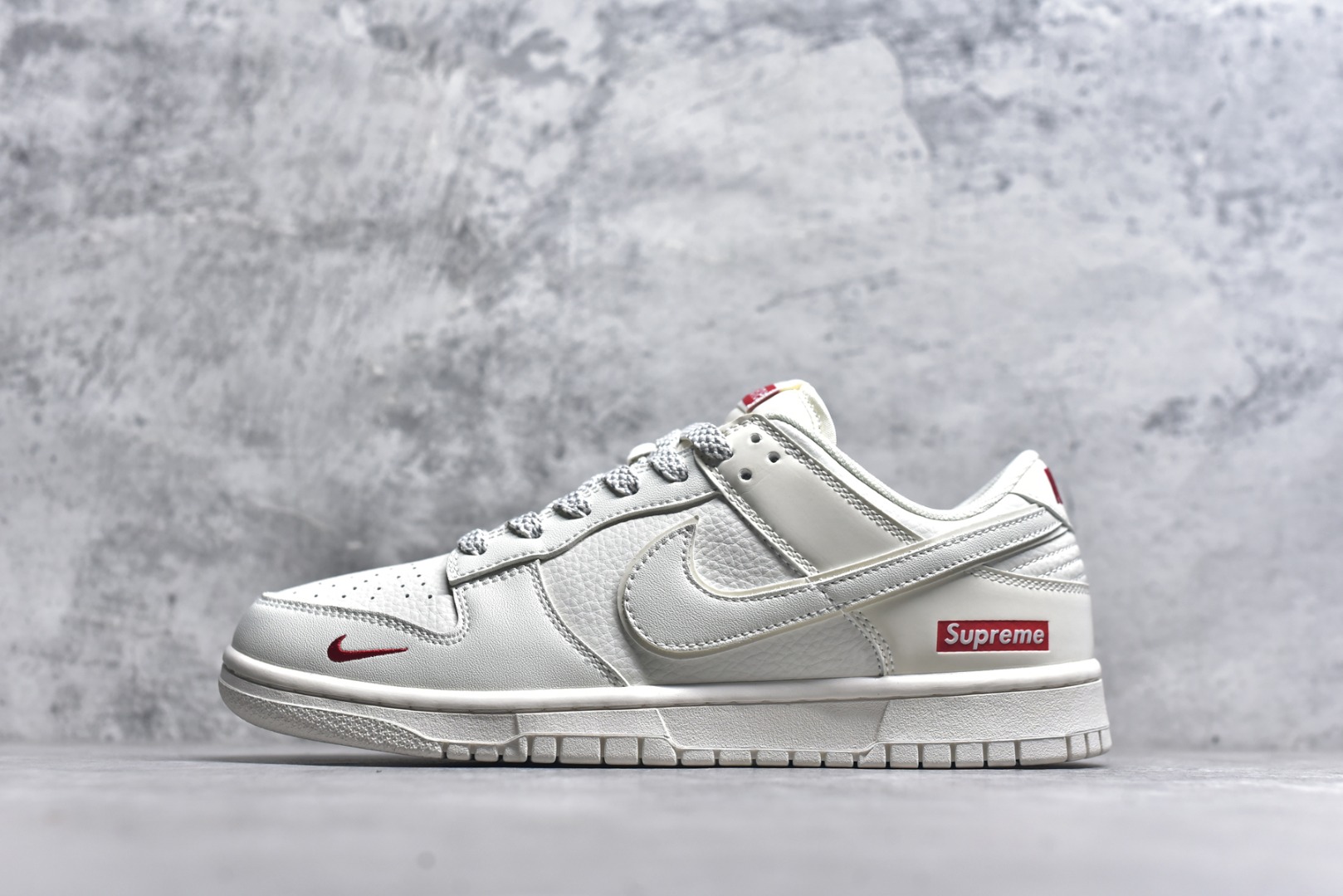 #Nike SB Dunk Low Supreme联名 米白小红勾 周年高端定制 低帮休闲板鞋 CS1688-109 #定制鞋盒 大厂纯原品质出货 超高清洁度 皮料切割干净无任何毛边 细节完美 尺码：36 36.5 37.5 38 38.5 39 40 40.5 41 42 42.5 43 44 44.5 45 9.E5-选品中心