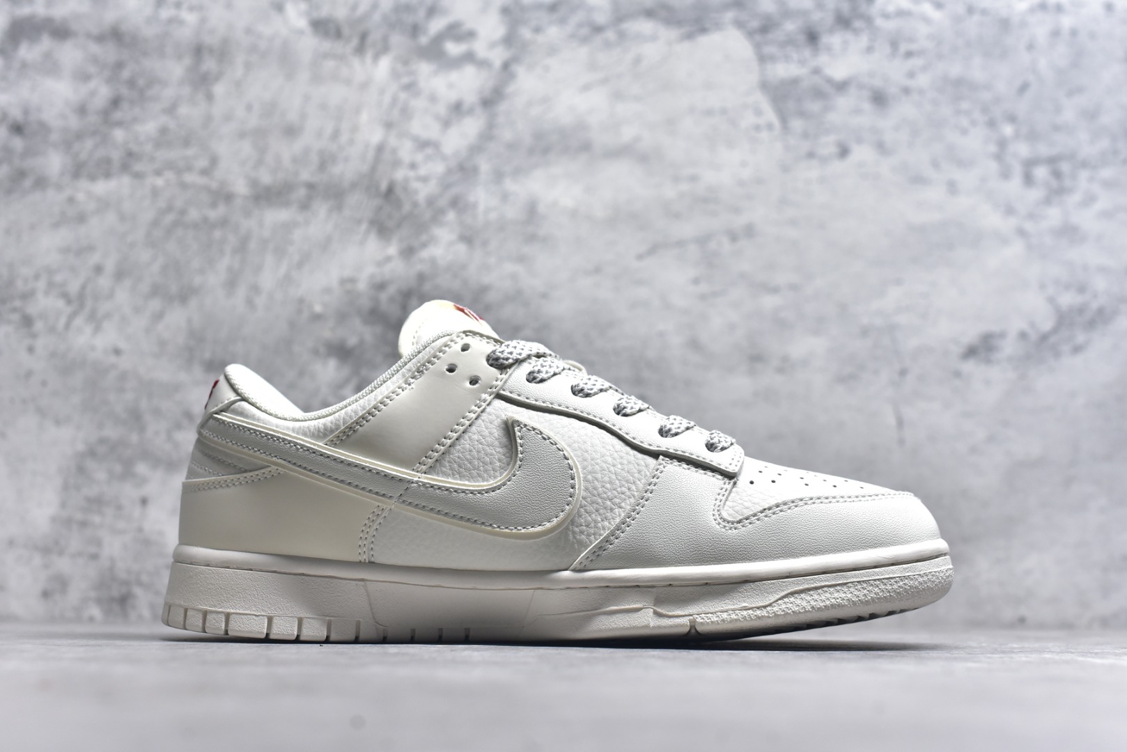 图片[3]-#Nike SB Dunk Low Supreme联名 米白小红勾 周年高端定制 低帮休闲板鞋 CS1688-109 #定制鞋盒 大厂纯原品质出货 超高清洁度 皮料切割干净无任何毛边 细节完美 尺码：36 36.5 37.5 38 38.5 39 40 40.5 41 42 42.5 43 44 44.5 45 9.E5-选品中心