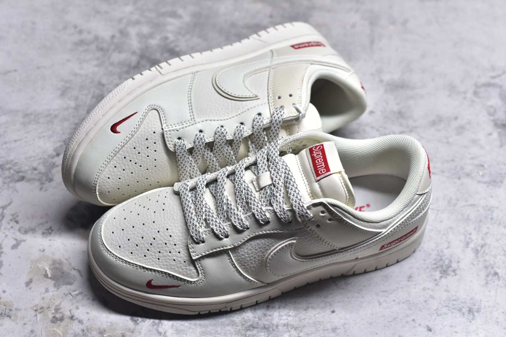 图片[7]-#Nike SB Dunk Low Supreme联名 米白小红勾 周年高端定制 低帮休闲板鞋 CS1688-109 #定制鞋盒 大厂纯原品质出货 超高清洁度 皮料切割干净无任何毛边 细节完美 尺码：36 36.5 37.5 38 38.5 39 40 40.5 41 42 42.5 43 44 44.5 45 9.E5-选品中心