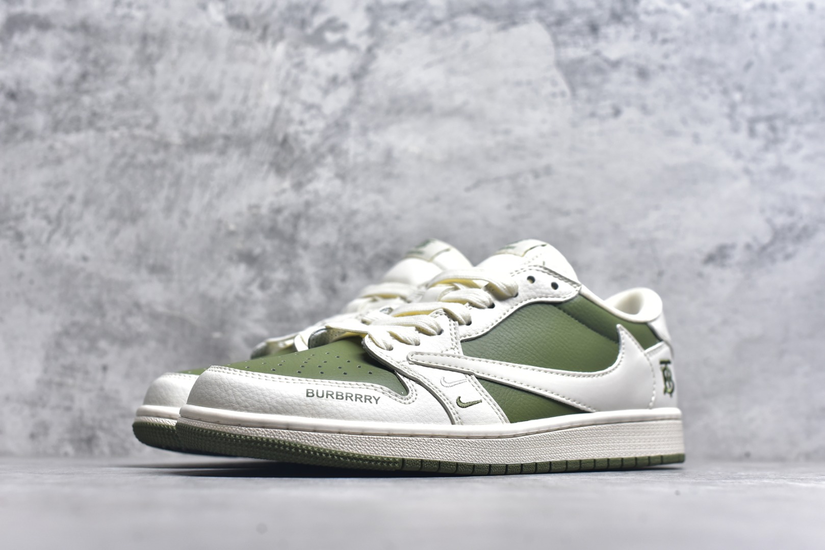 图片[2]-#Travis Scott x Fragment Design x Air Jordan 1 Low OG SP AJ1 乔1 巴宝莉联名-米白橄榄青 低帮文化休闲板鞋 BB6588-311 #多方联名合作融合了Travis Scott 独特的音乐风格，藤原浩个性的设计风格以及Jordan品牌的经典元素 使其成为一双具有独特身份和价值的鞋子 清新而立体的外观加上联名标识更突出了其独特身份 这种配色方案显示出活力和时尚感 在视觉上引人注目 鞋身的质感和细腻的细节处理使其显得高端而格调十足 这款“倒钩”联名是设计与创意完美结合 融合多方的个性风格是一款备受瞩目的潮流鞋款 低帮休闲板鞋 定制鞋盒 大厂纯原品质出货 超高清洁度 皮料切割干净无任何毛边 细节完美 尺码：36 36.5 37.5 38 38.5 39 40 40.5 41 42 42.5 43 44 44.5 45 9.E5-选品中心