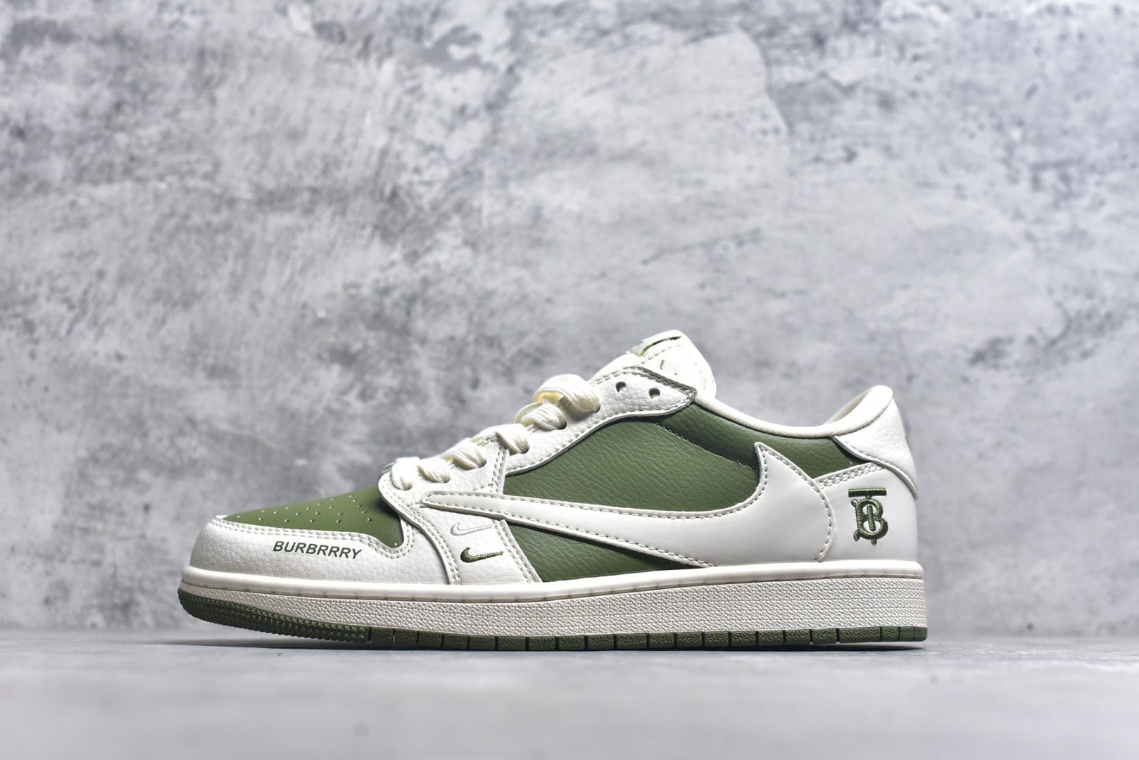#Travis Scott x Fragment Design x Air Jordan 1 Low OG SP AJ1 乔1 巴宝莉联名-米白橄榄青 低帮文化休闲板鞋 BB6588-311 #多方联名合作融合了Travis Scott 独特的音乐风格，藤原浩个性的设计风格以及Jordan品牌的经典元素 使其成为一双具有独特身份和价值的鞋子 清新而立体的外观加上联名标识更突出了其独特身份 这种配色方案显示出活力和时尚感 在视觉上引人注目 鞋身的质感和细腻的细节处理使其显得高端而格调十足 这款“倒钩”联名是设计与创意完美结合 融合多方的个性风格是一款备受瞩目的潮流鞋款 低帮休闲板鞋 定制鞋盒 大厂纯原品质出货 超高清洁度 皮料切割干净无任何毛边 细节完美 尺码：36 36.5 37.5 38 38.5 39 40 40.5 41 42 42.5 43 44 44.5 45 9.E5-选品中心