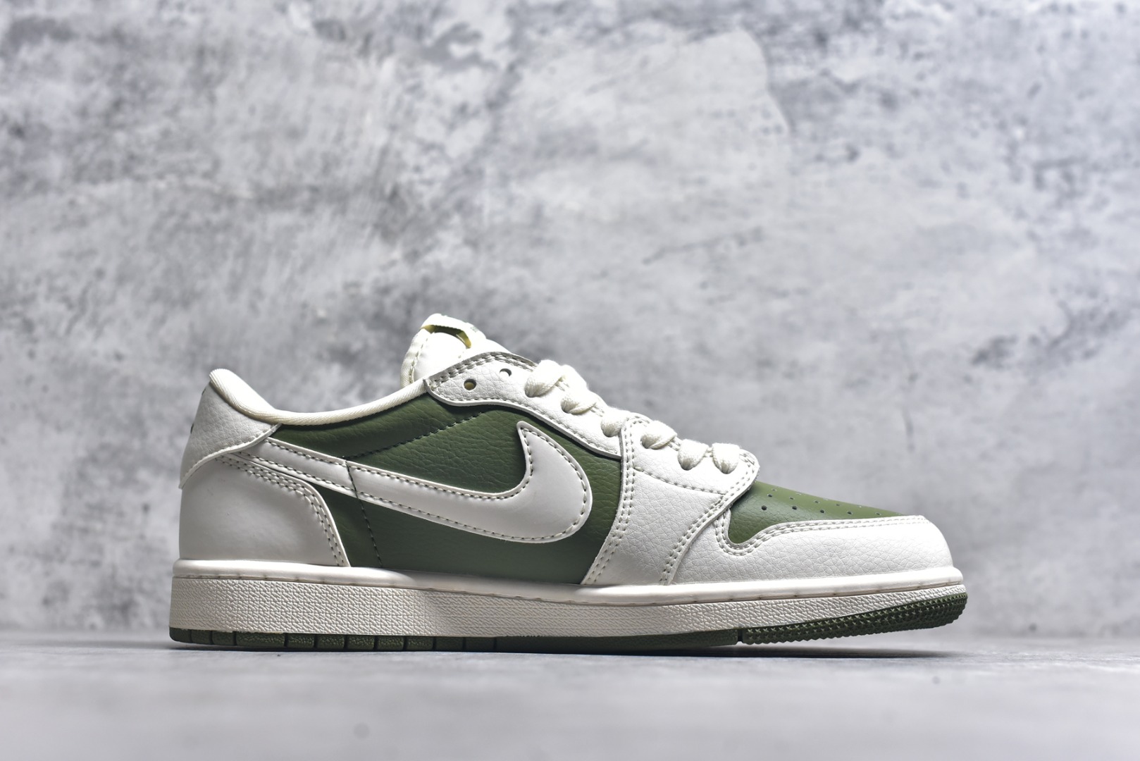 图片[3]-#Travis Scott x Fragment Design x Air Jordan 1 Low OG SP AJ1 乔1 巴宝莉联名-米白橄榄青 低帮文化休闲板鞋 BB6588-311 #多方联名合作融合了Travis Scott 独特的音乐风格，藤原浩个性的设计风格以及Jordan品牌的经典元素 使其成为一双具有独特身份和价值的鞋子 清新而立体的外观加上联名标识更突出了其独特身份 这种配色方案显示出活力和时尚感 在视觉上引人注目 鞋身的质感和细腻的细节处理使其显得高端而格调十足 这款“倒钩”联名是设计与创意完美结合 融合多方的个性风格是一款备受瞩目的潮流鞋款 低帮休闲板鞋 定制鞋盒 大厂纯原品质出货 超高清洁度 皮料切割干净无任何毛边 细节完美 尺码：36 36.5 37.5 38 38.5 39 40 40.5 41 42 42.5 43 44 44.5 45 9.E5-选品中心