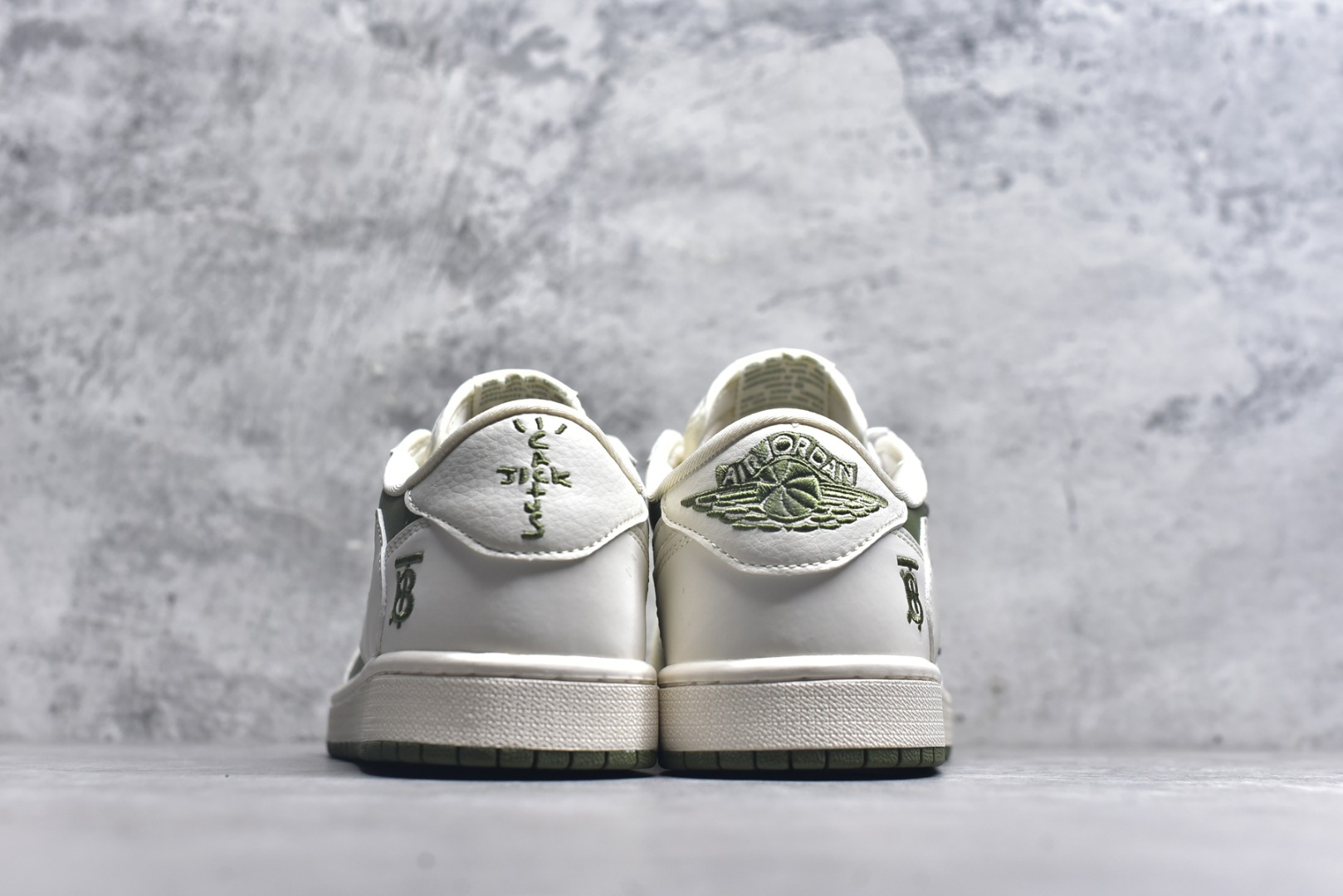 图片[5]-#Travis Scott x Fragment Design x Air Jordan 1 Low OG SP AJ1 乔1 巴宝莉联名-米白橄榄青 低帮文化休闲板鞋 BB6588-311 #多方联名合作融合了Travis Scott 独特的音乐风格，藤原浩个性的设计风格以及Jordan品牌的经典元素 使其成为一双具有独特身份和价值的鞋子 清新而立体的外观加上联名标识更突出了其独特身份 这种配色方案显示出活力和时尚感 在视觉上引人注目 鞋身的质感和细腻的细节处理使其显得高端而格调十足 这款“倒钩”联名是设计与创意完美结合 融合多方的个性风格是一款备受瞩目的潮流鞋款 低帮休闲板鞋 定制鞋盒 大厂纯原品质出货 超高清洁度 皮料切割干净无任何毛边 细节完美 尺码：36 36.5 37.5 38 38.5 39 40 40.5 41 42 42.5 43 44 44.5 45 9.E5-选品中心