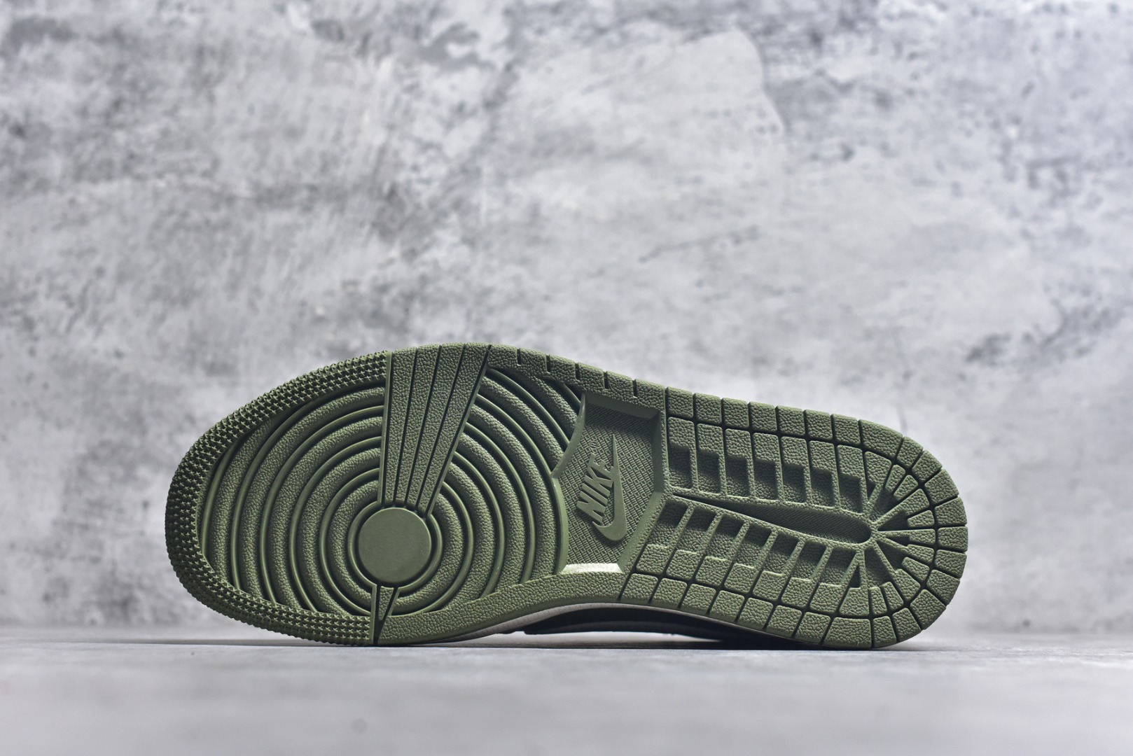 图片[6]-#Travis Scott x Fragment Design x Air Jordan 1 Low OG SP AJ1 乔1 巴宝莉联名-米白橄榄青 低帮文化休闲板鞋 BB6588-311 #多方联名合作融合了Travis Scott 独特的音乐风格，藤原浩个性的设计风格以及Jordan品牌的经典元素 使其成为一双具有独特身份和价值的鞋子 清新而立体的外观加上联名标识更突出了其独特身份 这种配色方案显示出活力和时尚感 在视觉上引人注目 鞋身的质感和细腻的细节处理使其显得高端而格调十足 这款“倒钩”联名是设计与创意完美结合 融合多方的个性风格是一款备受瞩目的潮流鞋款 低帮休闲板鞋 定制鞋盒 大厂纯原品质出货 超高清洁度 皮料切割干净无任何毛边 细节完美 尺码：36 36.5 37.5 38 38.5 39 40 40.5 41 42 42.5 43 44 44.5 45 9.E5-选品中心