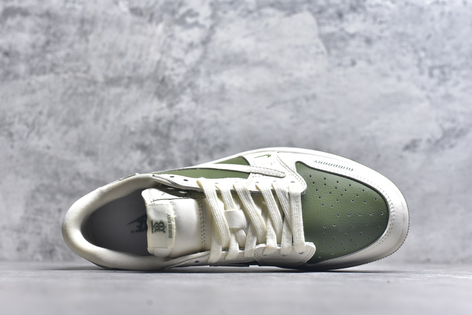 图片[4]-#Travis Scott x Fragment Design x Air Jordan 1 Low OG SP AJ1 乔1 巴宝莉联名-米白橄榄青 低帮文化休闲板鞋 BB6588-311 #多方联名合作融合了Travis Scott 独特的音乐风格，藤原浩个性的设计风格以及Jordan品牌的经典元素 使其成为一双具有独特身份和价值的鞋子 清新而立体的外观加上联名标识更突出了其独特身份 这种配色方案显示出活力和时尚感 在视觉上引人注目 鞋身的质感和细腻的细节处理使其显得高端而格调十足 这款“倒钩”联名是设计与创意完美结合 融合多方的个性风格是一款备受瞩目的潮流鞋款 低帮休闲板鞋 定制鞋盒 大厂纯原品质出货 超高清洁度 皮料切割干净无任何毛边 细节完美 尺码：36 36.5 37.5 38 38.5 39 40 40.5 41 42 42.5 43 44 44.5 45 9.E5-选品中心