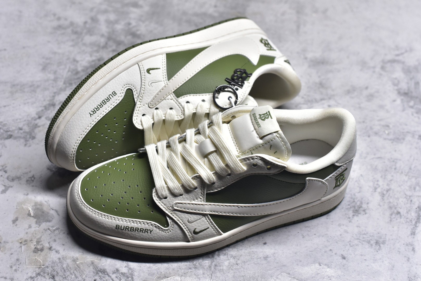 图片[7]-#Travis Scott x Fragment Design x Air Jordan 1 Low OG SP AJ1 乔1 巴宝莉联名-米白橄榄青 低帮文化休闲板鞋 BB6588-311 #多方联名合作融合了Travis Scott 独特的音乐风格，藤原浩个性的设计风格以及Jordan品牌的经典元素 使其成为一双具有独特身份和价值的鞋子 清新而立体的外观加上联名标识更突出了其独特身份 这种配色方案显示出活力和时尚感 在视觉上引人注目 鞋身的质感和细腻的细节处理使其显得高端而格调十足 这款“倒钩”联名是设计与创意完美结合 融合多方的个性风格是一款备受瞩目的潮流鞋款 低帮休闲板鞋 定制鞋盒 大厂纯原品质出货 超高清洁度 皮料切割干净无任何毛边 细节完美 尺码：36 36.5 37.5 38 38.5 39 40 40.5 41 42 42.5 43 44 44.5 45 9.E5-选品中心