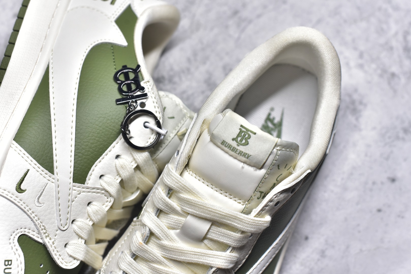 图片[9]-#Travis Scott x Fragment Design x Air Jordan 1 Low OG SP AJ1 乔1 巴宝莉联名-米白橄榄青 低帮文化休闲板鞋 BB6588-311 #多方联名合作融合了Travis Scott 独特的音乐风格，藤原浩个性的设计风格以及Jordan品牌的经典元素 使其成为一双具有独特身份和价值的鞋子 清新而立体的外观加上联名标识更突出了其独特身份 这种配色方案显示出活力和时尚感 在视觉上引人注目 鞋身的质感和细腻的细节处理使其显得高端而格调十足 这款“倒钩”联名是设计与创意完美结合 融合多方的个性风格是一款备受瞩目的潮流鞋款 低帮休闲板鞋 定制鞋盒 大厂纯原品质出货 超高清洁度 皮料切割干净无任何毛边 细节完美 尺码：36 36.5 37.5 38 38.5 39 40 40.5 41 42 42.5 43 44 44.5 45 9.E5-选品中心