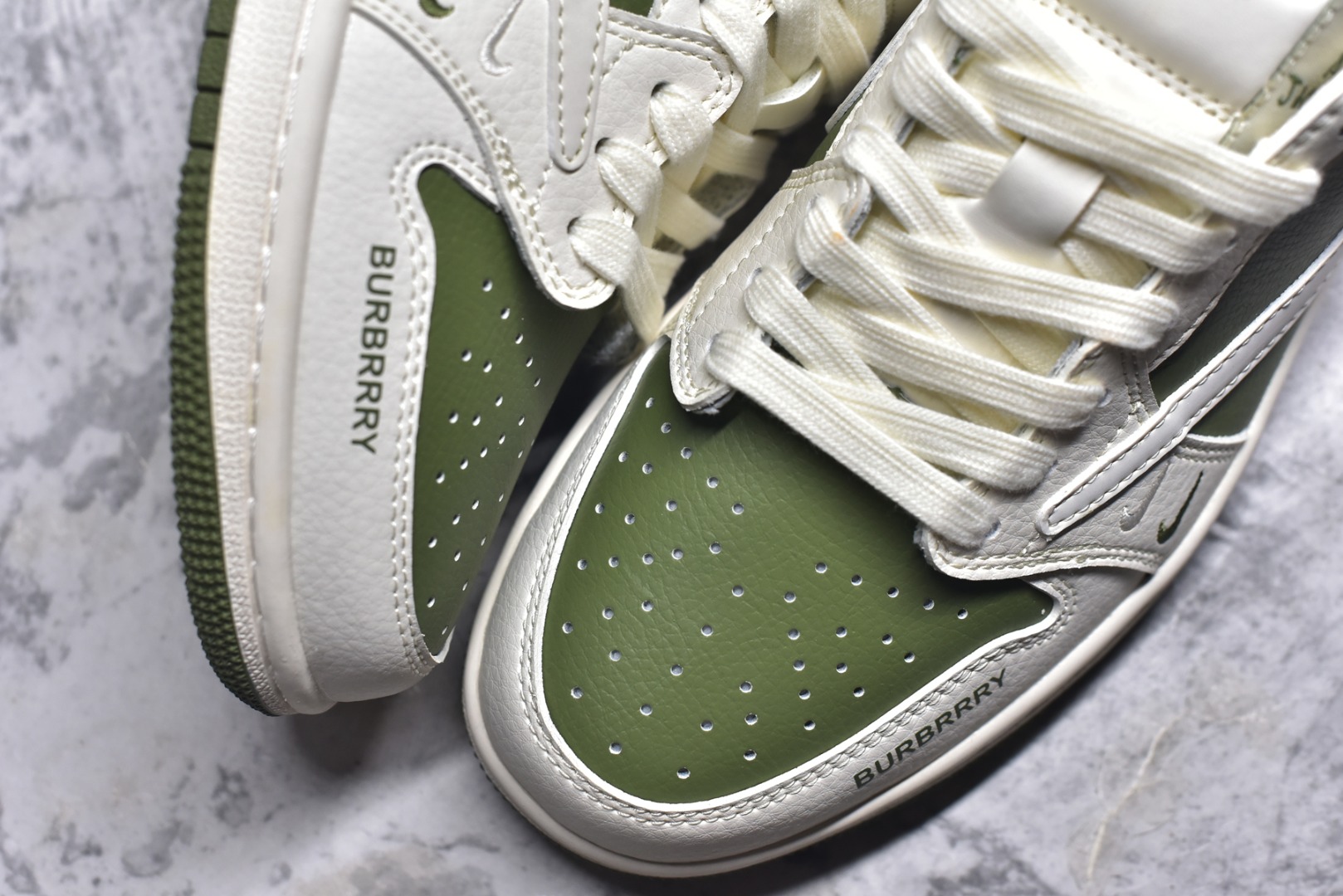 图片[8]-#Travis Scott x Fragment Design x Air Jordan 1 Low OG SP AJ1 乔1 巴宝莉联名-米白橄榄青 低帮文化休闲板鞋 BB6588-311 #多方联名合作融合了Travis Scott 独特的音乐风格，藤原浩个性的设计风格以及Jordan品牌的经典元素 使其成为一双具有独特身份和价值的鞋子 清新而立体的外观加上联名标识更突出了其独特身份 这种配色方案显示出活力和时尚感 在视觉上引人注目 鞋身的质感和细腻的细节处理使其显得高端而格调十足 这款“倒钩”联名是设计与创意完美结合 融合多方的个性风格是一款备受瞩目的潮流鞋款 低帮休闲板鞋 定制鞋盒 大厂纯原品质出货 超高清洁度 皮料切割干净无任何毛边 细节完美 尺码：36 36.5 37.5 38 38.5 39 40 40.5 41 42 42.5 43 44 44.5 45 9.E5-选品中心