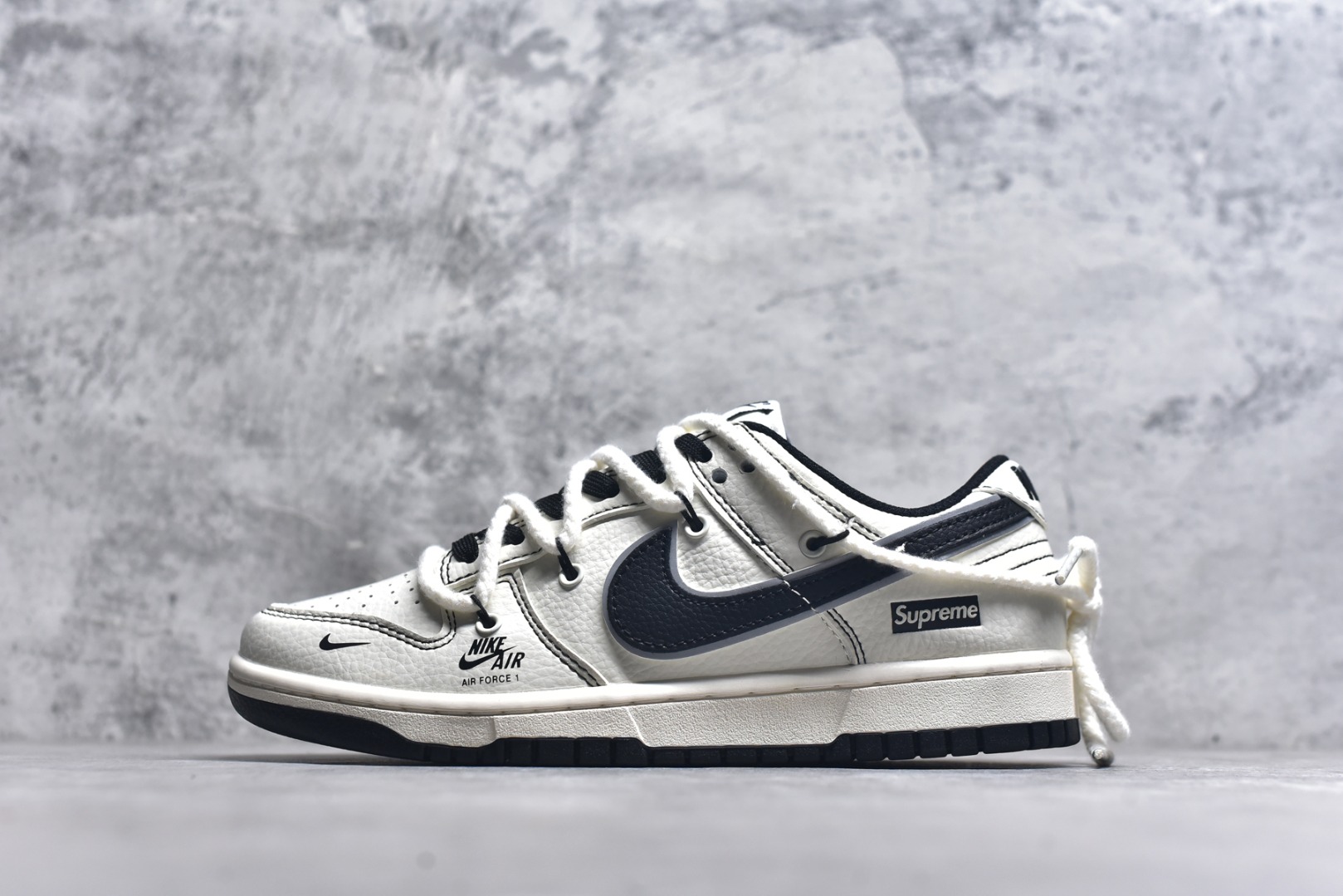 #Nk SB Dunk Low Supreme联名-米黑小标抽绳 周年高端定制 低帮休闲板鞋 XX2025-566 #定制鞋盒 大厂纯原品质出货 超高清洁度 皮料切割干净无任何毛边 细节完美 尺码：36 36.5 37.5 38 38.5 39 40 40.5 41 42 42.5 43 44 44.5 45 9.E5-选品中心