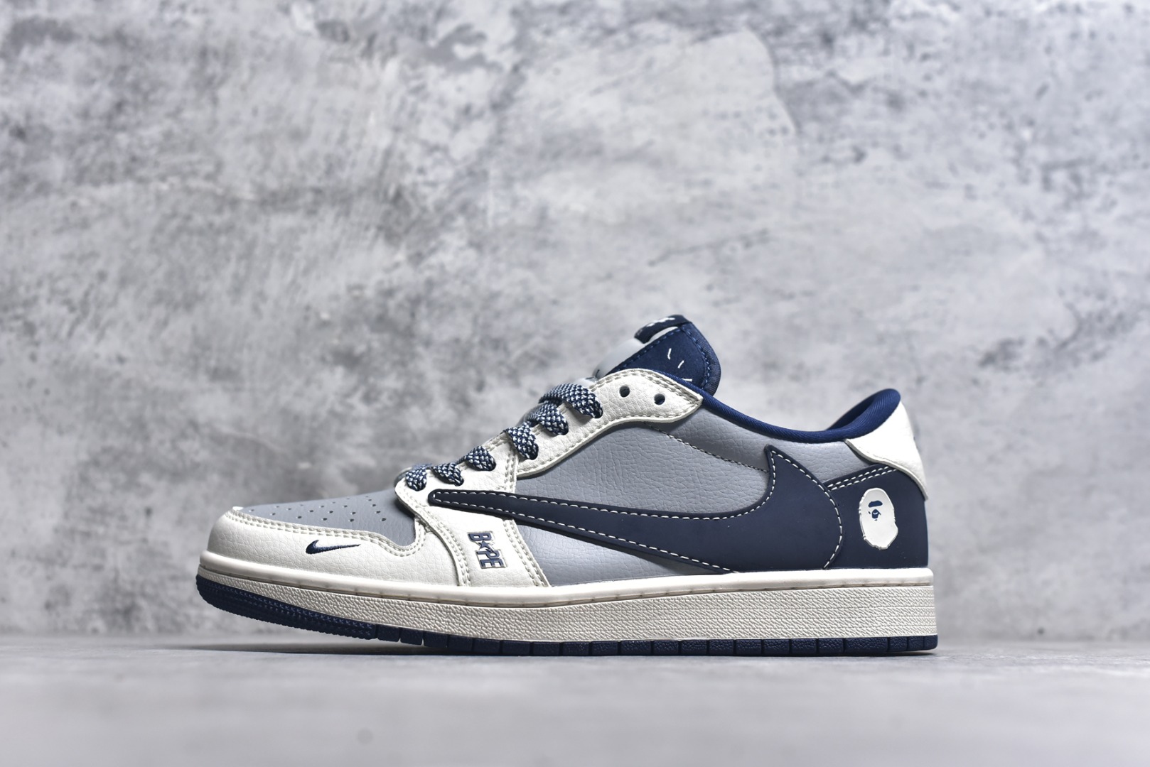 #Travis Scott x Fragment Design x Air Jordan 1 Low OG SP 乔1冠希联名 灰红花纹勾 低帮文化休闲板鞋 BB6511-622 #多方联名合作融合了Travis Scott 独特的音乐风格，藤原浩个性的设计风格以及Jordan品牌的经典元素 使其成为一双具有独特身份和价值的鞋子 清新而立体的外观加上联名标识更突出了其独特身份 这种配色方案显示出活力和时尚感 在视觉上引人注目 鞋身的质感和细腻的细节处理使其显得高端而格调十足 这款“倒钩”联名是设计与创意完美结合 融合多方的个性风格是一款备受瞩目的潮流鞋款 尺码：36 36.5 37.5 38 38.5 39 40 40.5 41 42 42.5 43 44 44.5 45 9.E5-选品中心