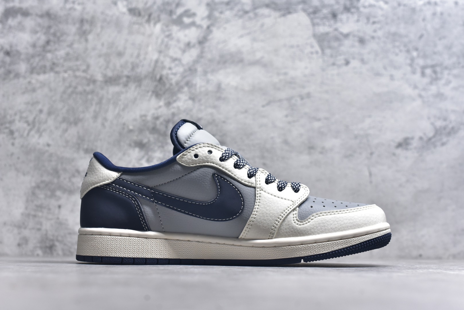 图片[3]-#Travis Scott x Fragment Design x Air Jordan 1 Low OG SP 乔1冠希联名 灰红花纹勾 低帮文化休闲板鞋 BB6511-622 #多方联名合作融合了Travis Scott 独特的音乐风格，藤原浩个性的设计风格以及Jordan品牌的经典元素 使其成为一双具有独特身份和价值的鞋子 清新而立体的外观加上联名标识更突出了其独特身份 这种配色方案显示出活力和时尚感 在视觉上引人注目 鞋身的质感和细腻的细节处理使其显得高端而格调十足 这款“倒钩”联名是设计与创意完美结合 融合多方的个性风格是一款备受瞩目的潮流鞋款 尺码：36 36.5 37.5 38 38.5 39 40 40.5 41 42 42.5 43 44 44.5 45 9.E5-选品中心