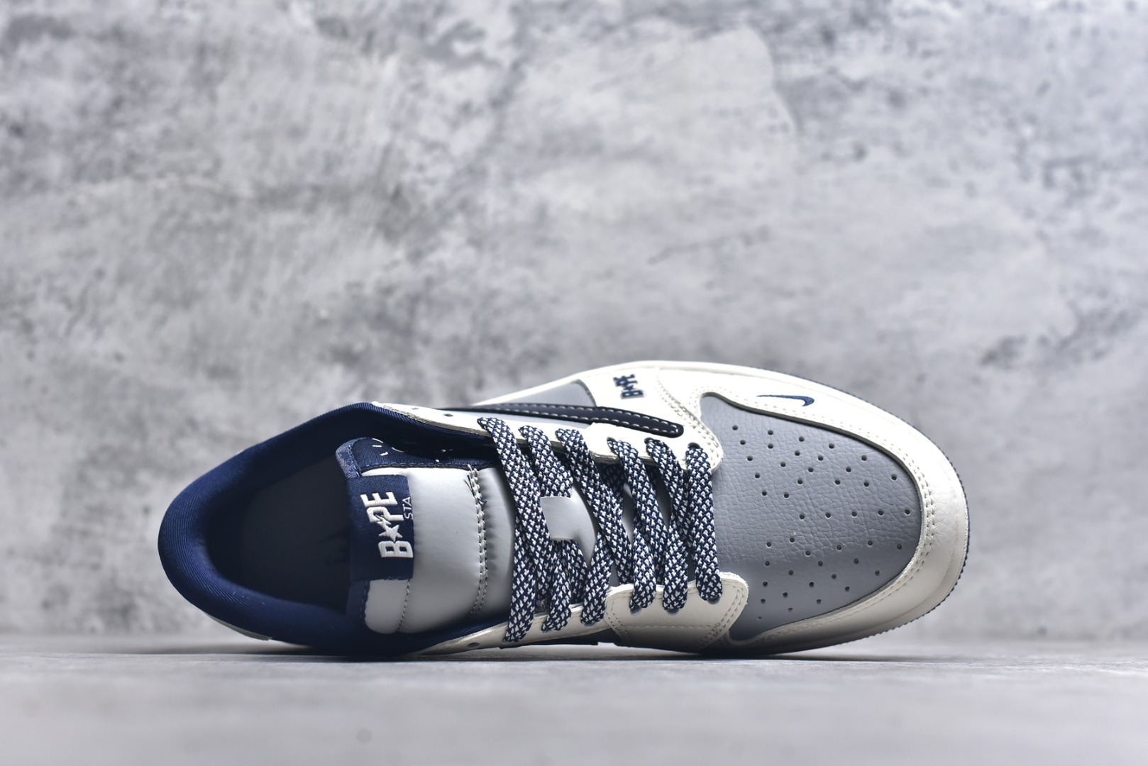 图片[4]-#Travis Scott x Fragment Design x Air Jordan 1 Low OG SP 乔1冠希联名 灰红花纹勾 低帮文化休闲板鞋 BB6511-622 #多方联名合作融合了Travis Scott 独特的音乐风格，藤原浩个性的设计风格以及Jordan品牌的经典元素 使其成为一双具有独特身份和价值的鞋子 清新而立体的外观加上联名标识更突出了其独特身份 这种配色方案显示出活力和时尚感 在视觉上引人注目 鞋身的质感和细腻的细节处理使其显得高端而格调十足 这款“倒钩”联名是设计与创意完美结合 融合多方的个性风格是一款备受瞩目的潮流鞋款 尺码：36 36.5 37.5 38 38.5 39 40 40.5 41 42 42.5 43 44 44.5 45 9.E5-选品中心