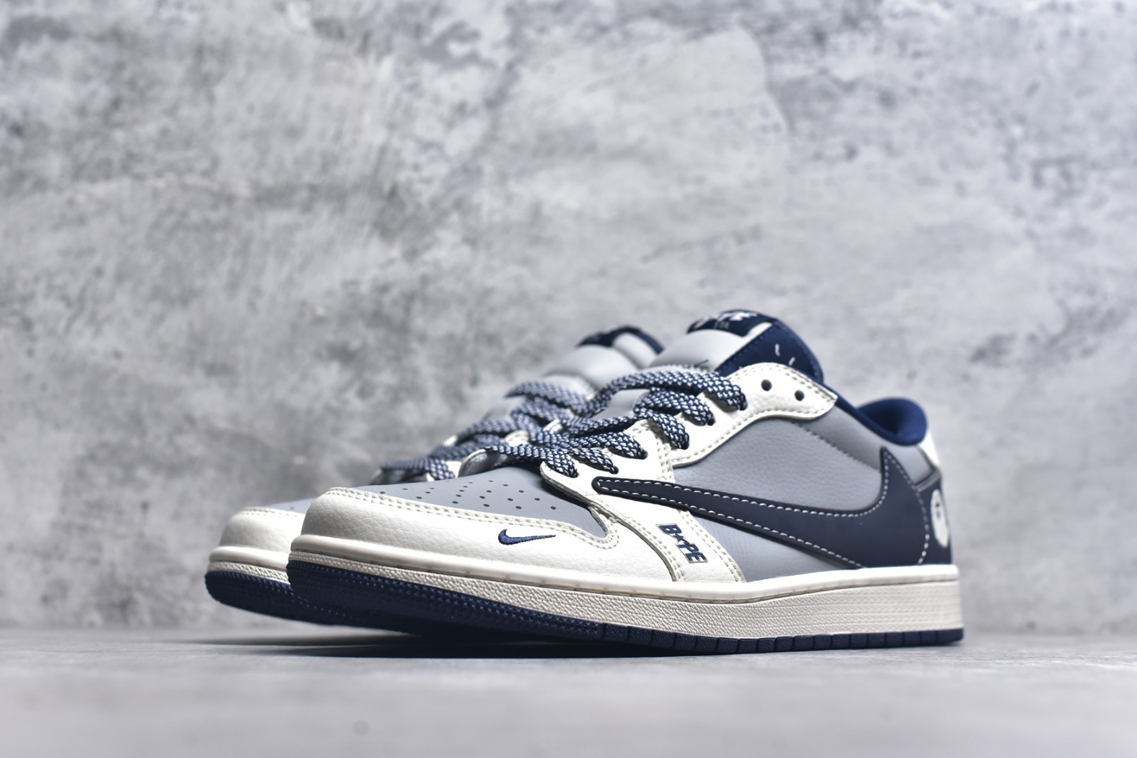 图片[2]-#Travis Scott x Fragment Design x Air Jordan 1 Low OG SP 乔1冠希联名 灰红花纹勾 低帮文化休闲板鞋 BB6511-622 #多方联名合作融合了Travis Scott 独特的音乐风格，藤原浩个性的设计风格以及Jordan品牌的经典元素 使其成为一双具有独特身份和价值的鞋子 清新而立体的外观加上联名标识更突出了其独特身份 这种配色方案显示出活力和时尚感 在视觉上引人注目 鞋身的质感和细腻的细节处理使其显得高端而格调十足 这款“倒钩”联名是设计与创意完美结合 融合多方的个性风格是一款备受瞩目的潮流鞋款 尺码：36 36.5 37.5 38 38.5 39 40 40.5 41 42 42.5 43 44 44.5 45 9.E5-选品中心