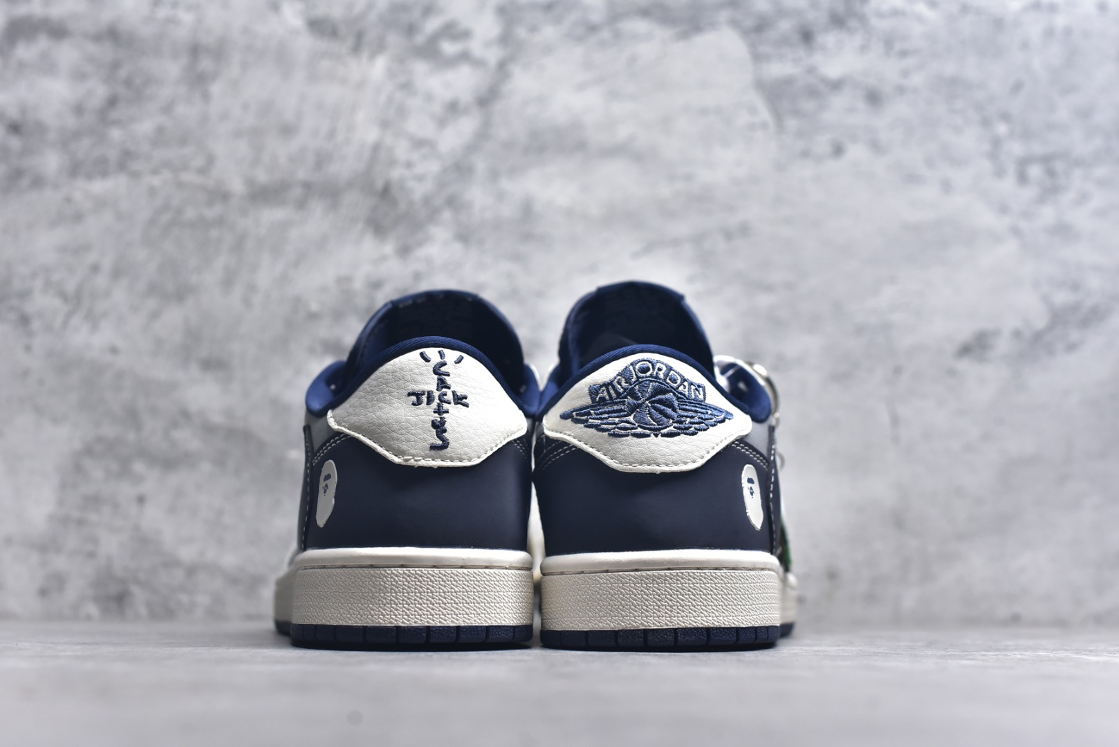 图片[5]-#Travis Scott x Fragment Design x Air Jordan 1 Low OG SP 乔1冠希联名 灰红花纹勾 低帮文化休闲板鞋 BB6511-622 #多方联名合作融合了Travis Scott 独特的音乐风格，藤原浩个性的设计风格以及Jordan品牌的经典元素 使其成为一双具有独特身份和价值的鞋子 清新而立体的外观加上联名标识更突出了其独特身份 这种配色方案显示出活力和时尚感 在视觉上引人注目 鞋身的质感和细腻的细节处理使其显得高端而格调十足 这款“倒钩”联名是设计与创意完美结合 融合多方的个性风格是一款备受瞩目的潮流鞋款 尺码：36 36.5 37.5 38 38.5 39 40 40.5 41 42 42.5 43 44 44.5 45 9.E5-选品中心